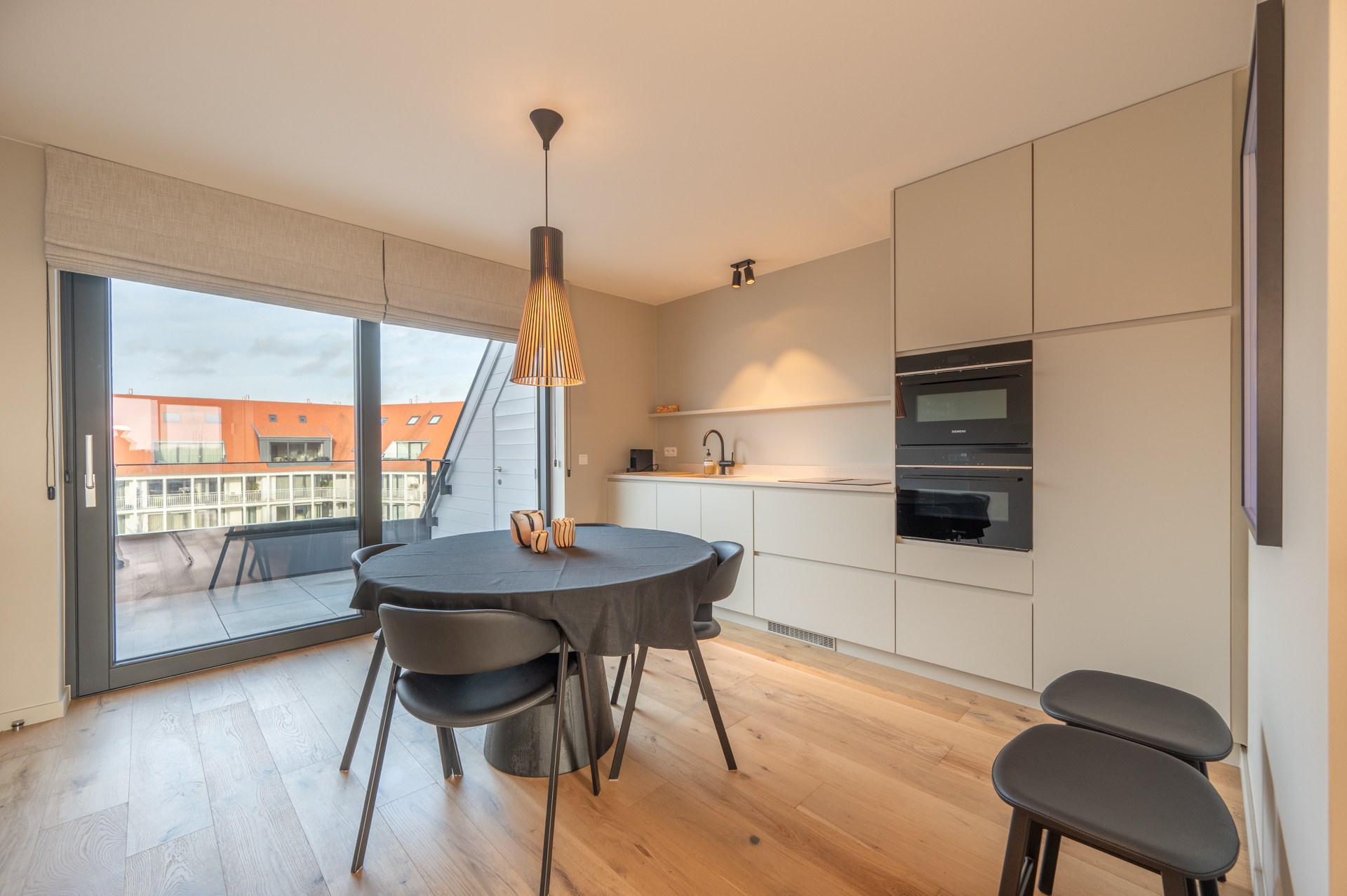 Cet appartement en duplex lumineux est situé à Duinenwater, combinant un agencement pratique avec des espaces extérieurs agréables et un emplacement calme au bord de l'eau. 