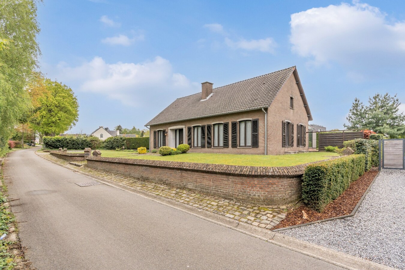 Ruime woning met garage, tuin en 3 slaapkamers op een zeer rustige locatie. 