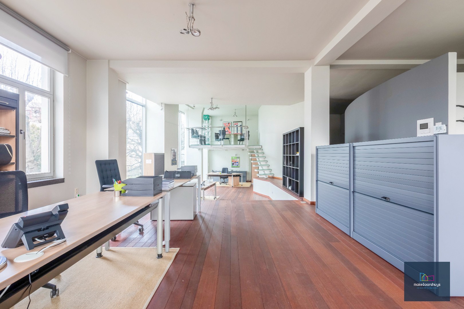 Luxueuze kantoorloft met inpandige staanplaats  en kelderberging  te Coupure Rechts. 