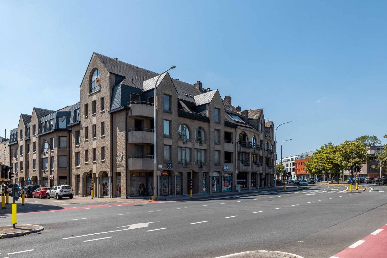 Ruim appartement met 2 slaapkamers, dubbele garage en twee terrassen te Aalst 