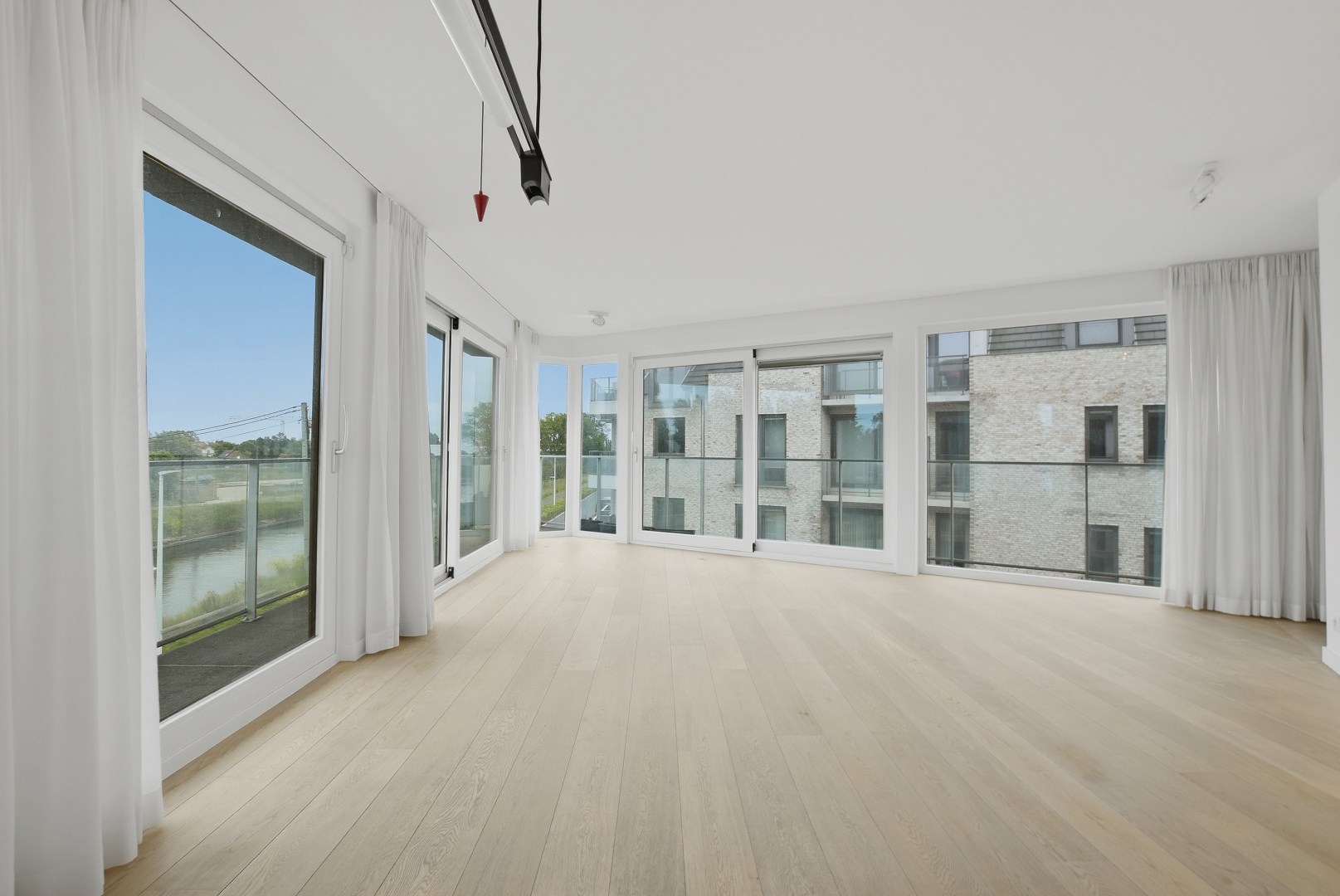 Luxueus praktisch appartement (122m² + 30 m²) met rondom terrassen te Nieuwpoort-Stad 