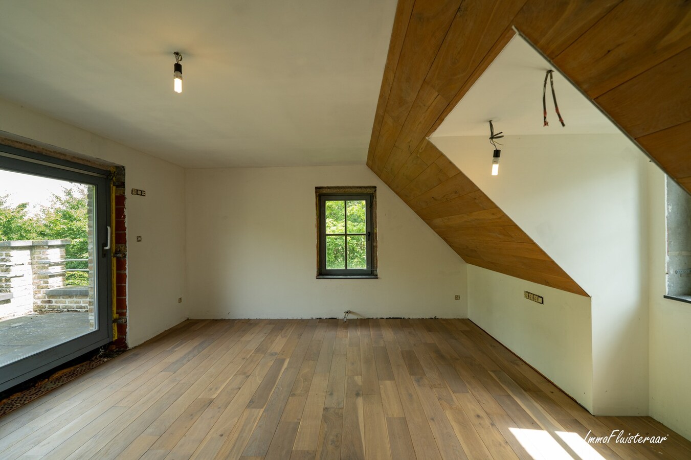 Hoogwaardige ruwbouwvilla met bijgebouw en weide 