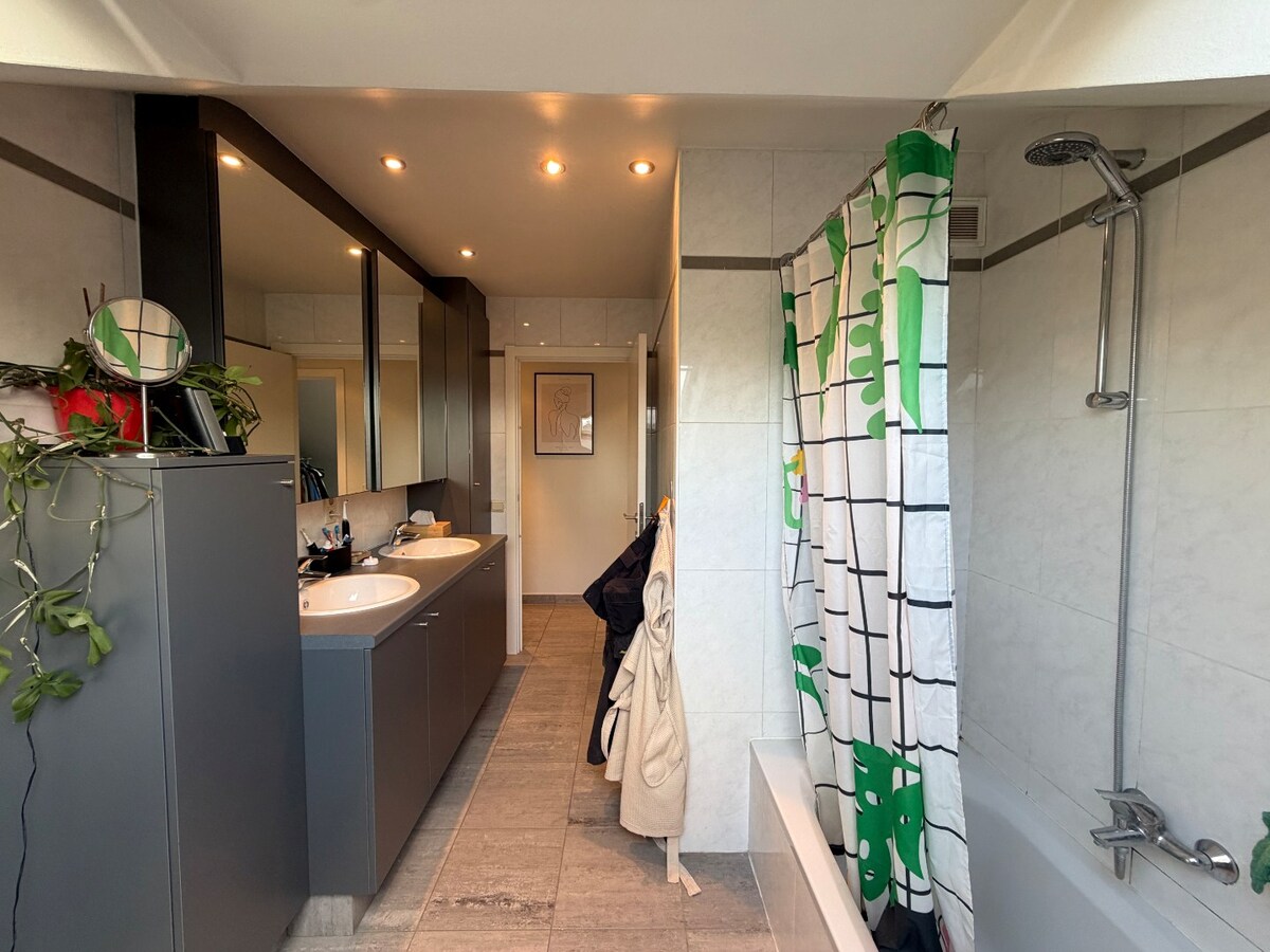 Ruim en lichtrijk dakappartement te Asper. 