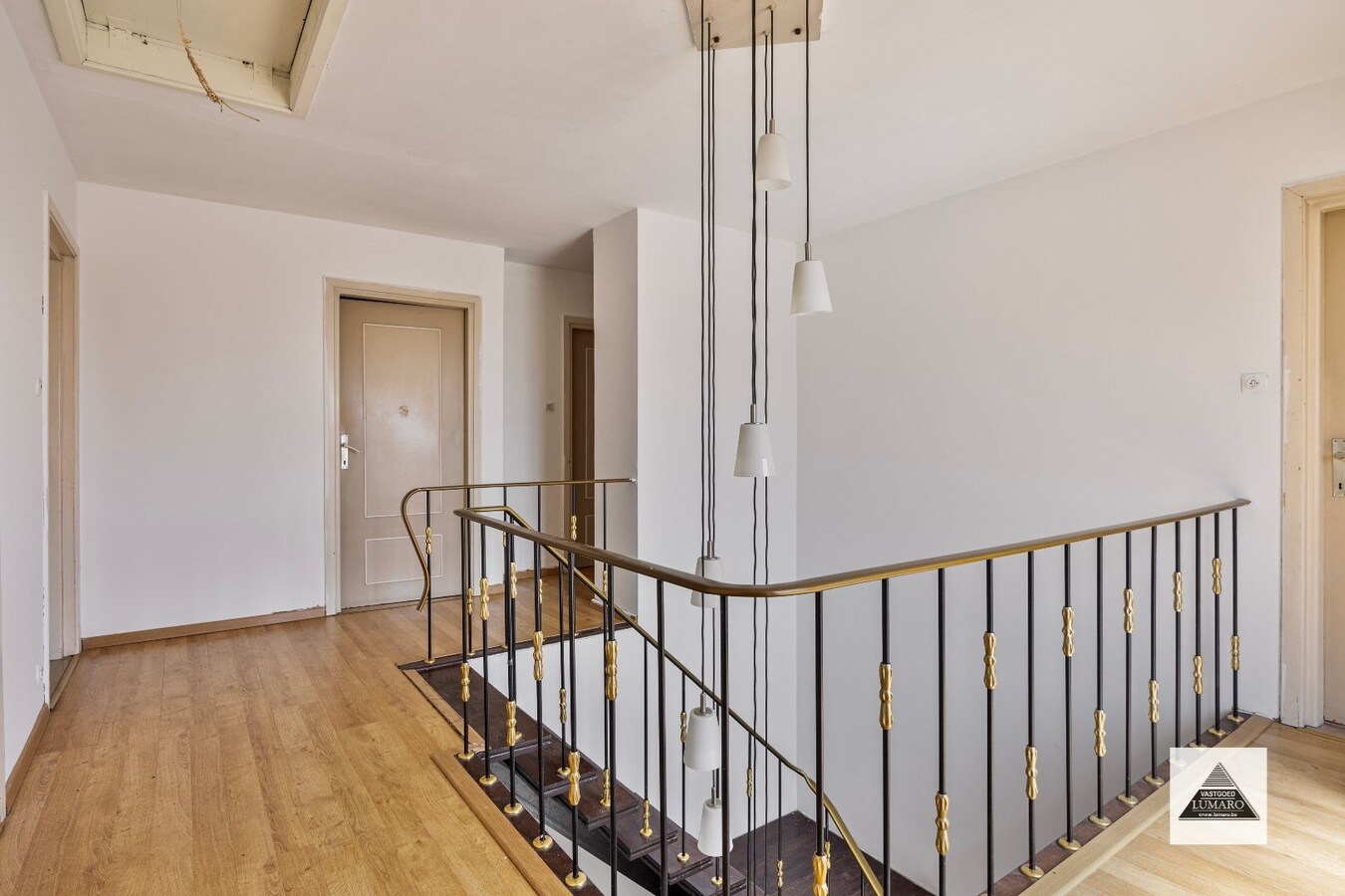 Ruime woning met 4 slaapkamers en hobbyruimte/winkel. 