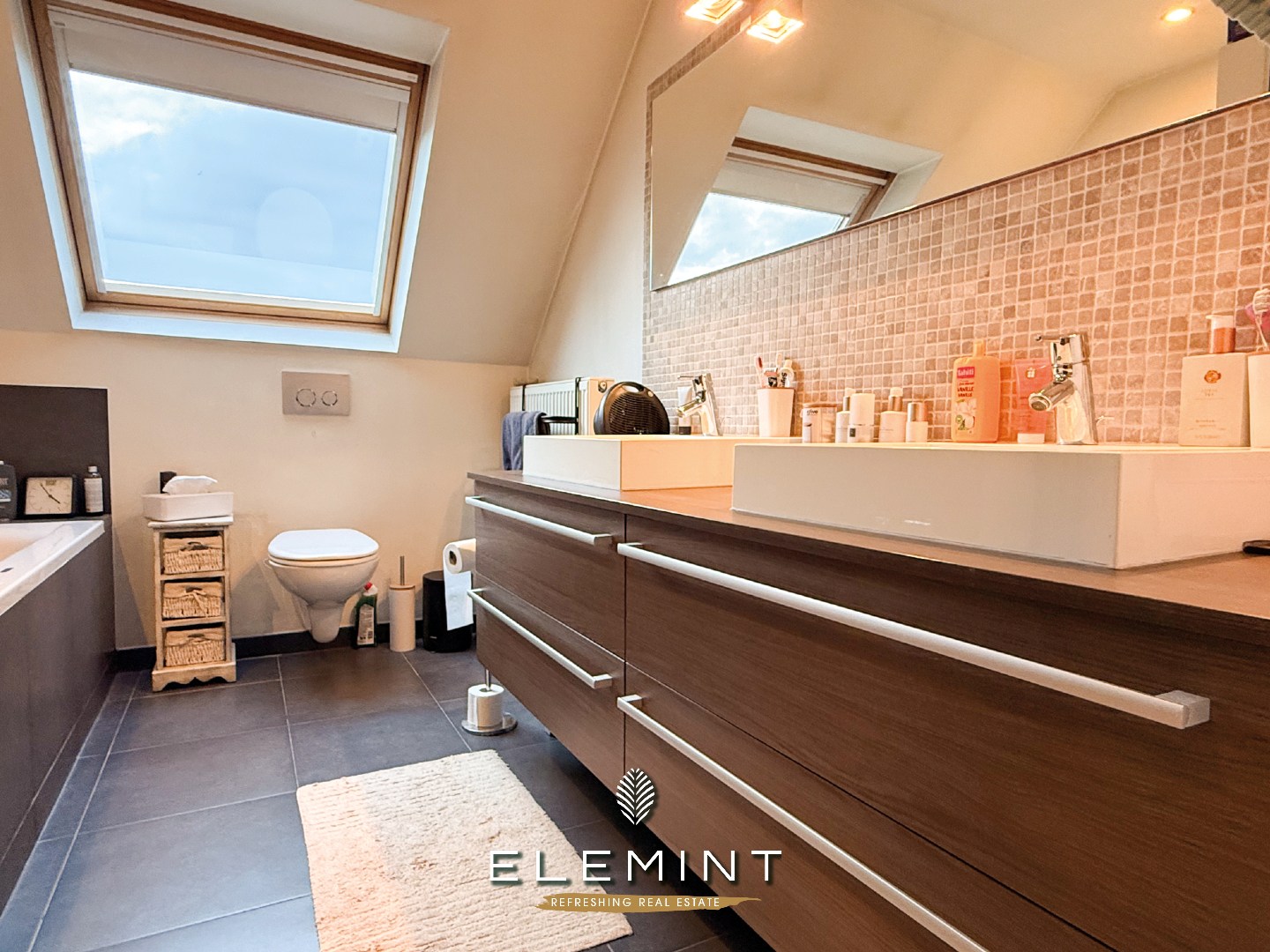 Uniek triplex-appartement met private inkom, 3 slpk, 2 badk &amp; ruim terras met vijver (161 m²) 