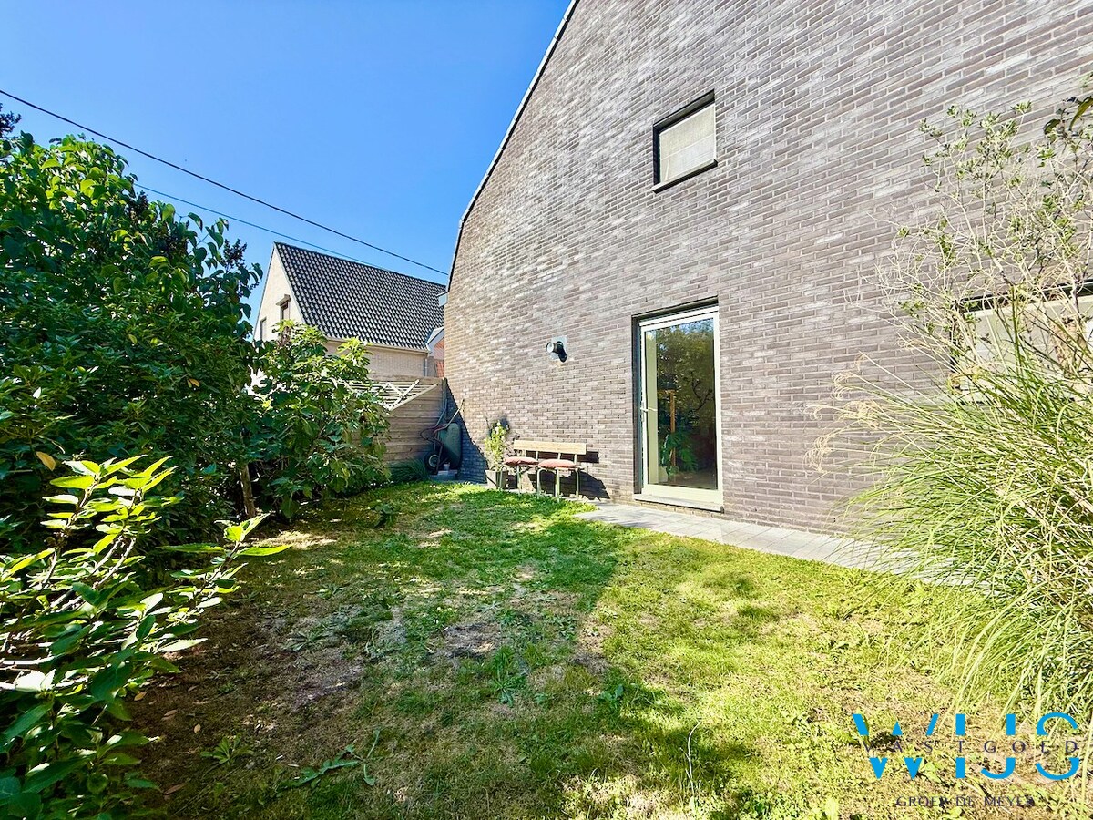 Instapklaar woonhuis met 3 slaapkamers en garage te Boekhoute ! 