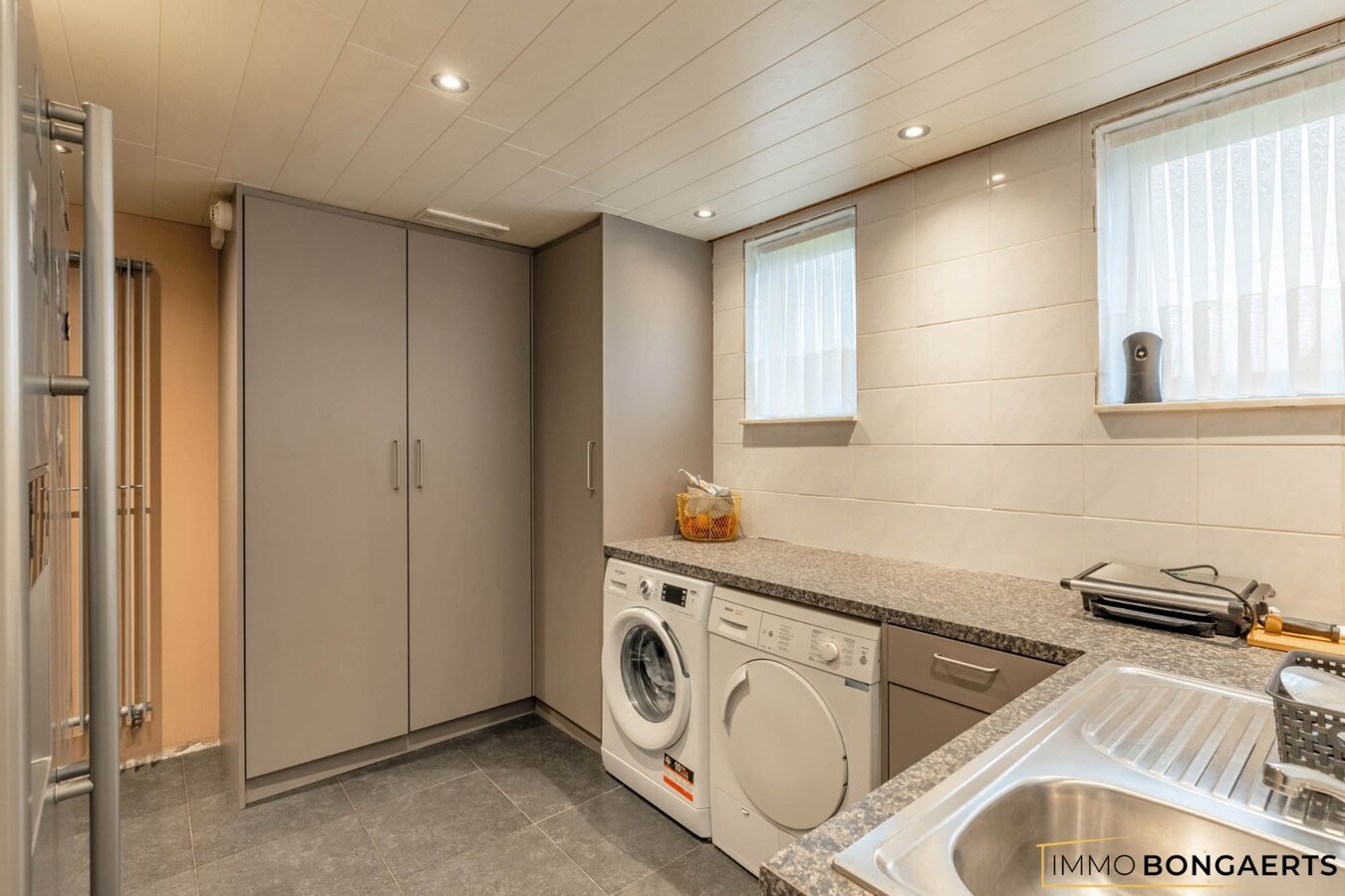 Ruime woning met drie slaapkamers en leefveranda 