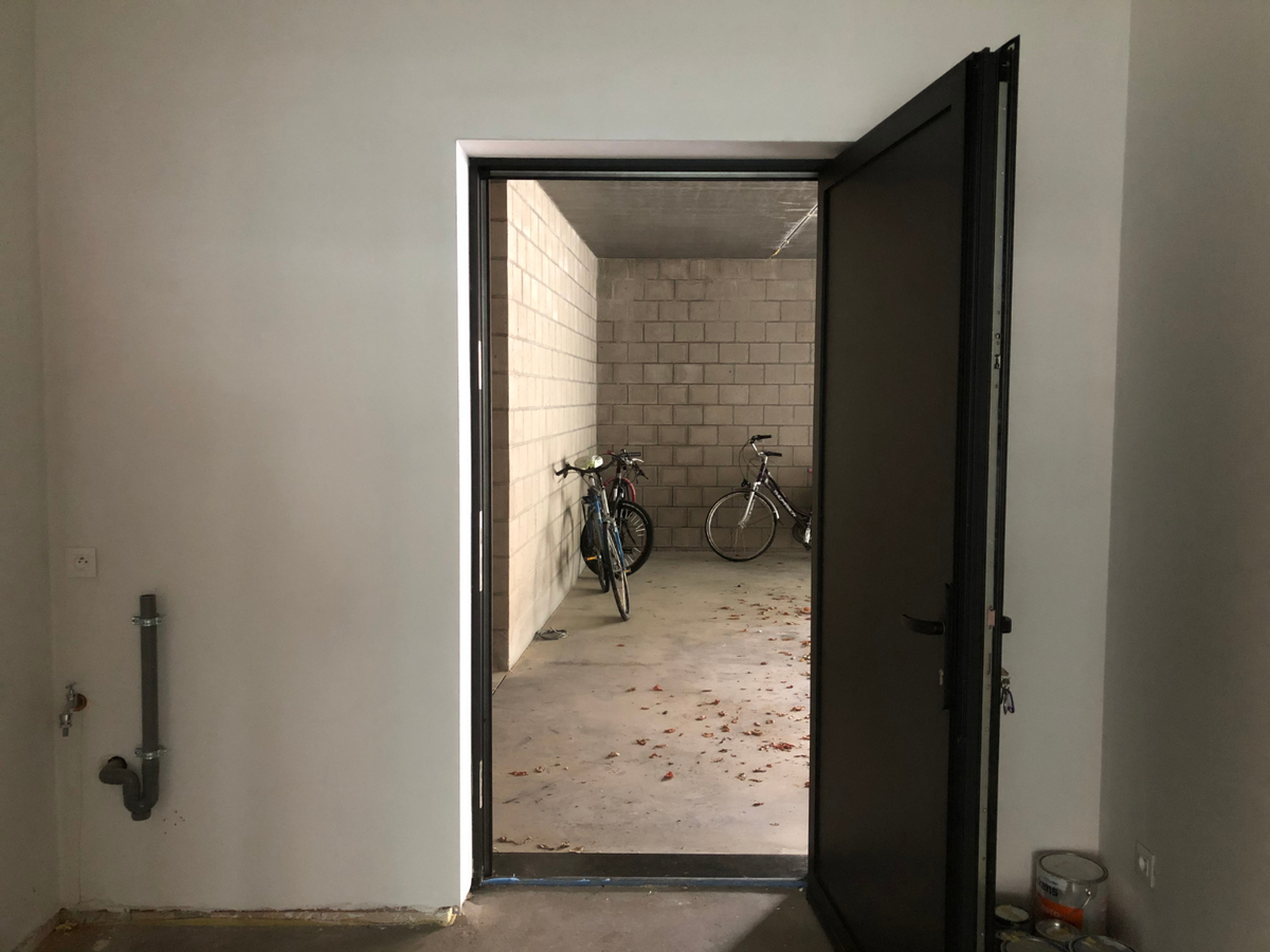 Splinternieuw gelijkvloers handelspand (winkel of kantoor). 