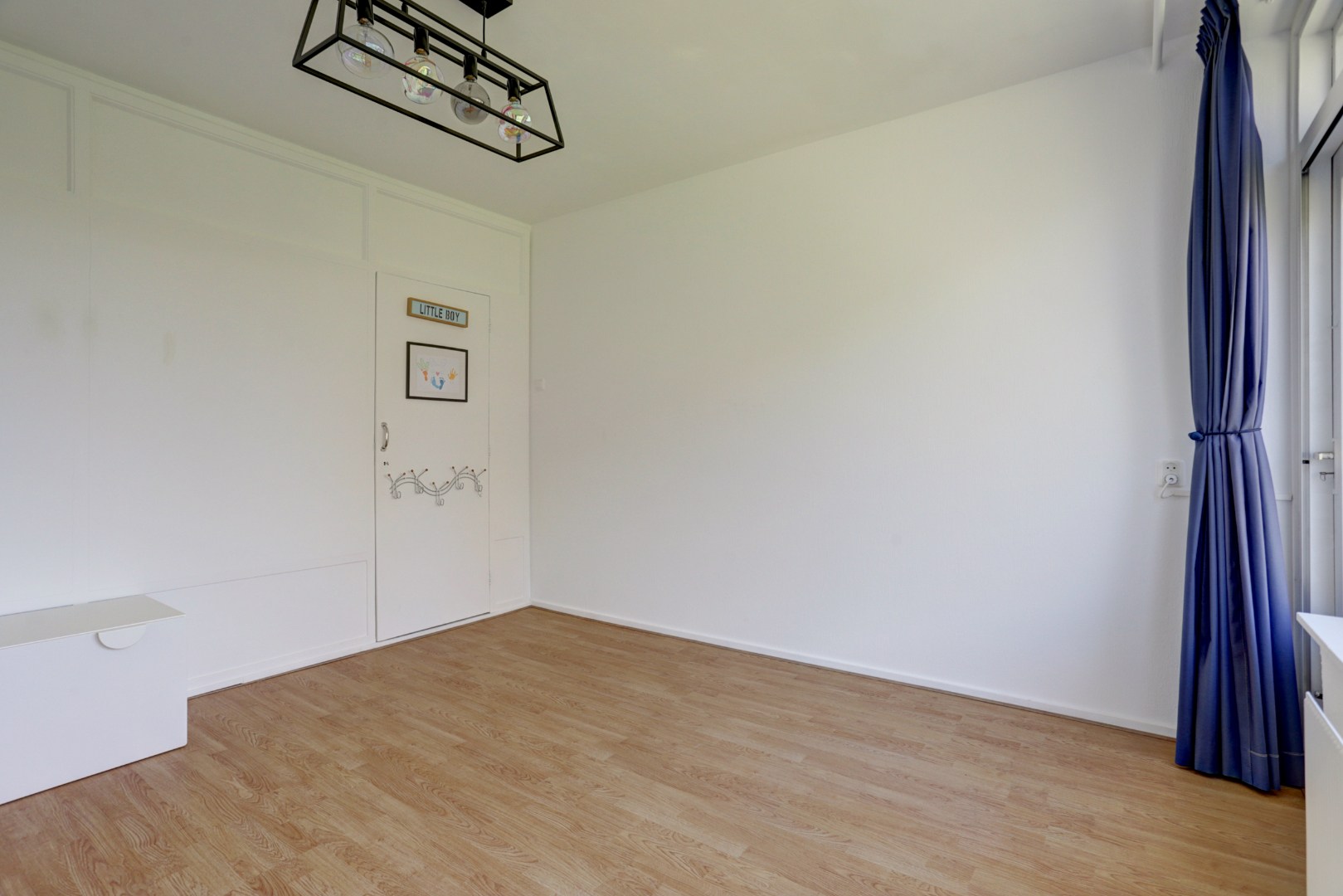 Instapklaar 3- (voorheen 4) kamer appartement op de 2e etage met moderne keuken met kookeiland, 2 balkons, 2 riante slaapkamers, moderne badkamer en gelegen op eigen grond! 