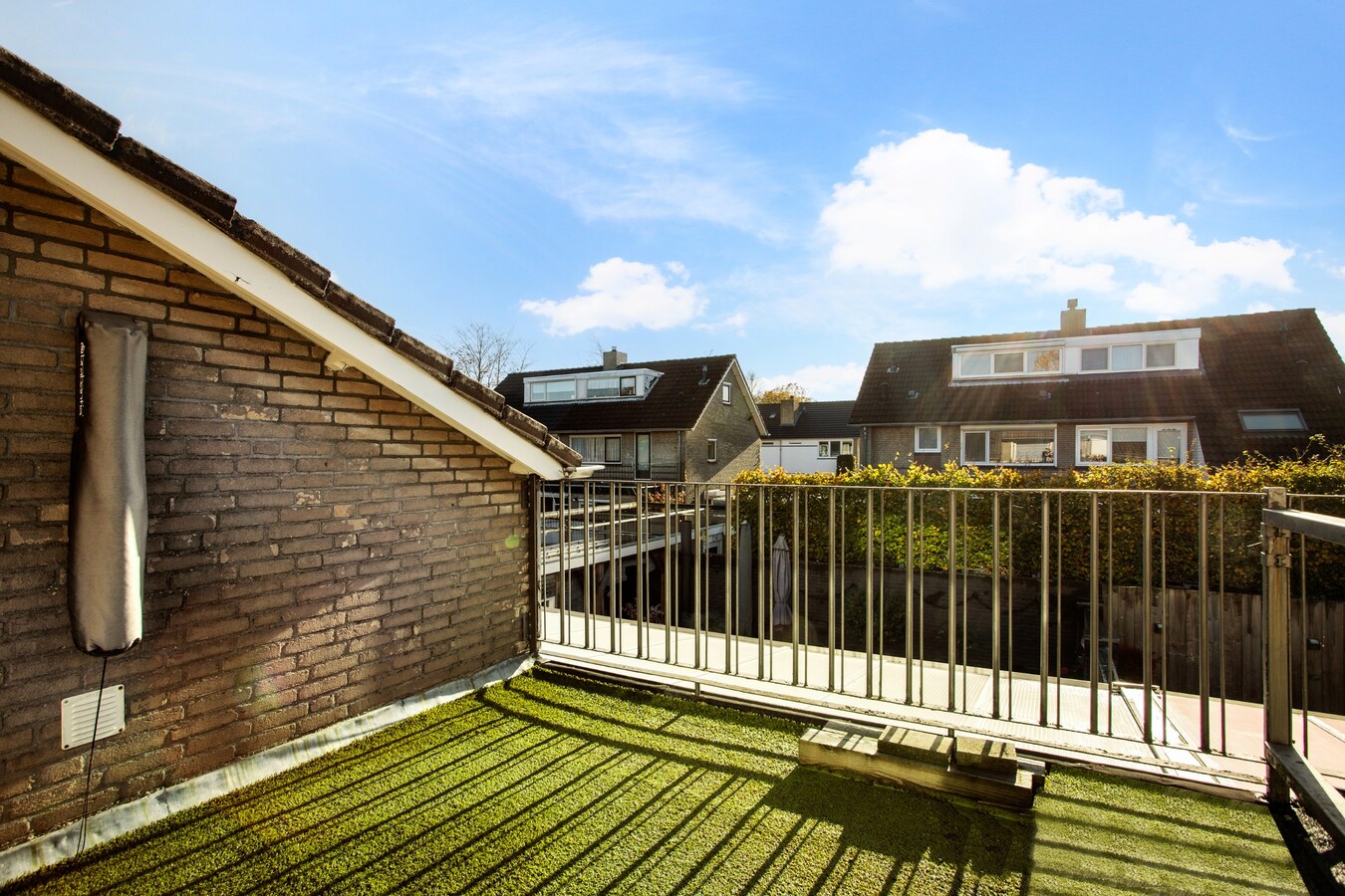 Ruime gezinswoning met royale garage en prachtige tuin 