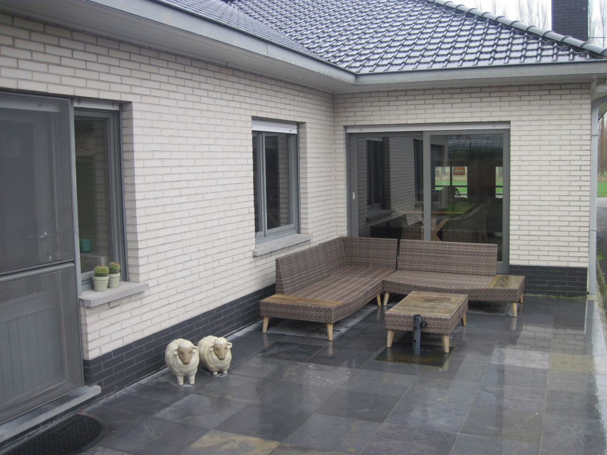 Stijlvolle en degelijke bungalow. Unieke ligging. 