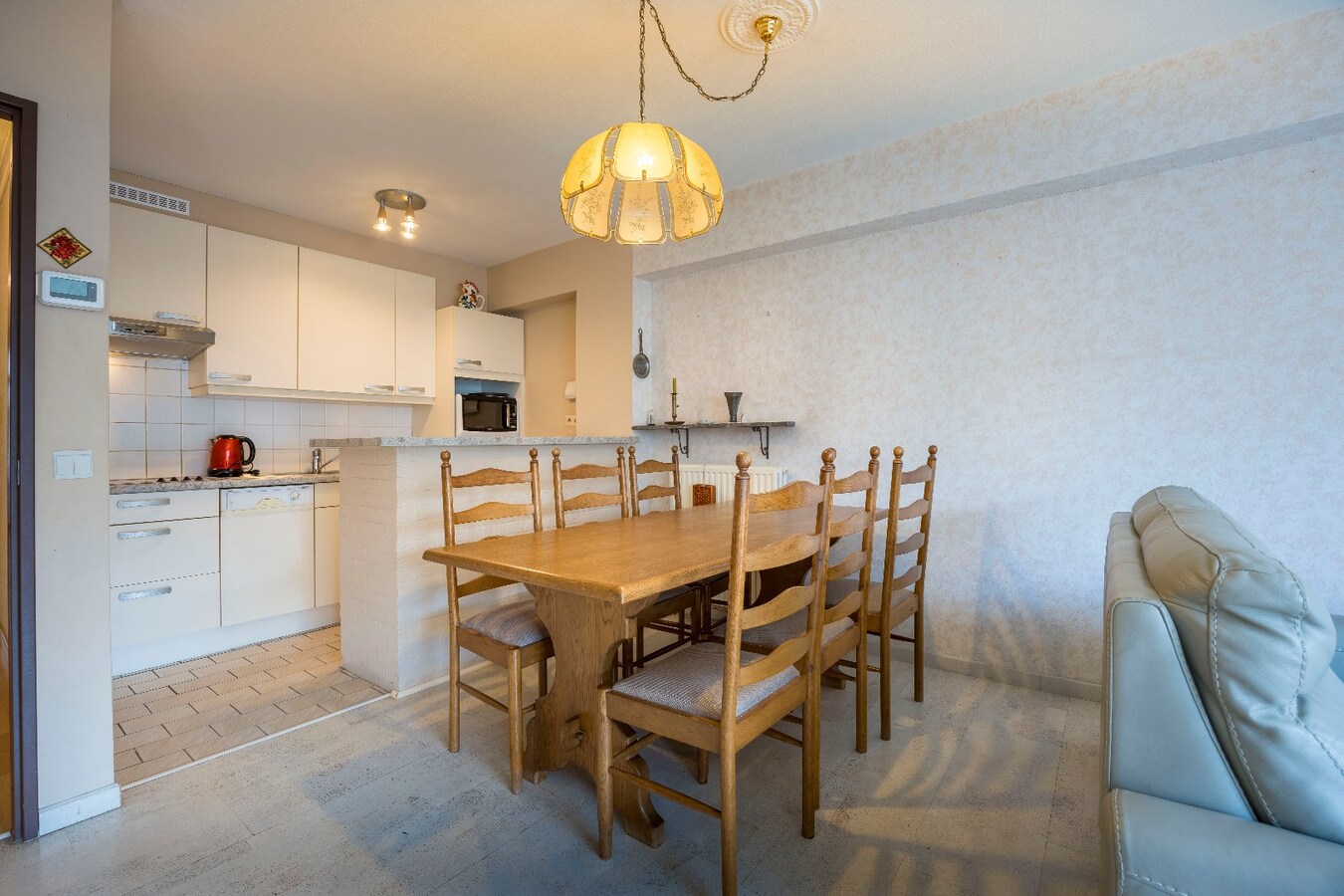 Zonnig tweeslaapkamerappartement op enkele passen van de zeedijk te Heist. 