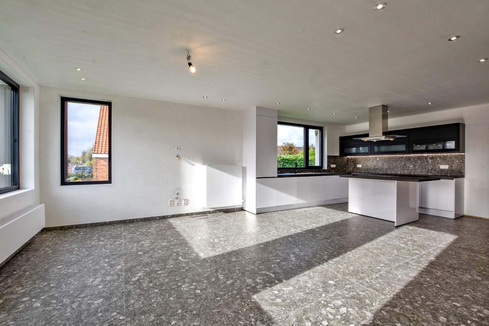 Exclusieve  energiezuinige villa (BEN-woning) met 4 slaapkamers en inpandige garage te Koksijde. 