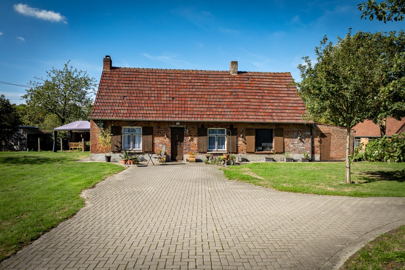 Renovated farmhouse with pasture on approximately 2 hectares in Veldegem. 