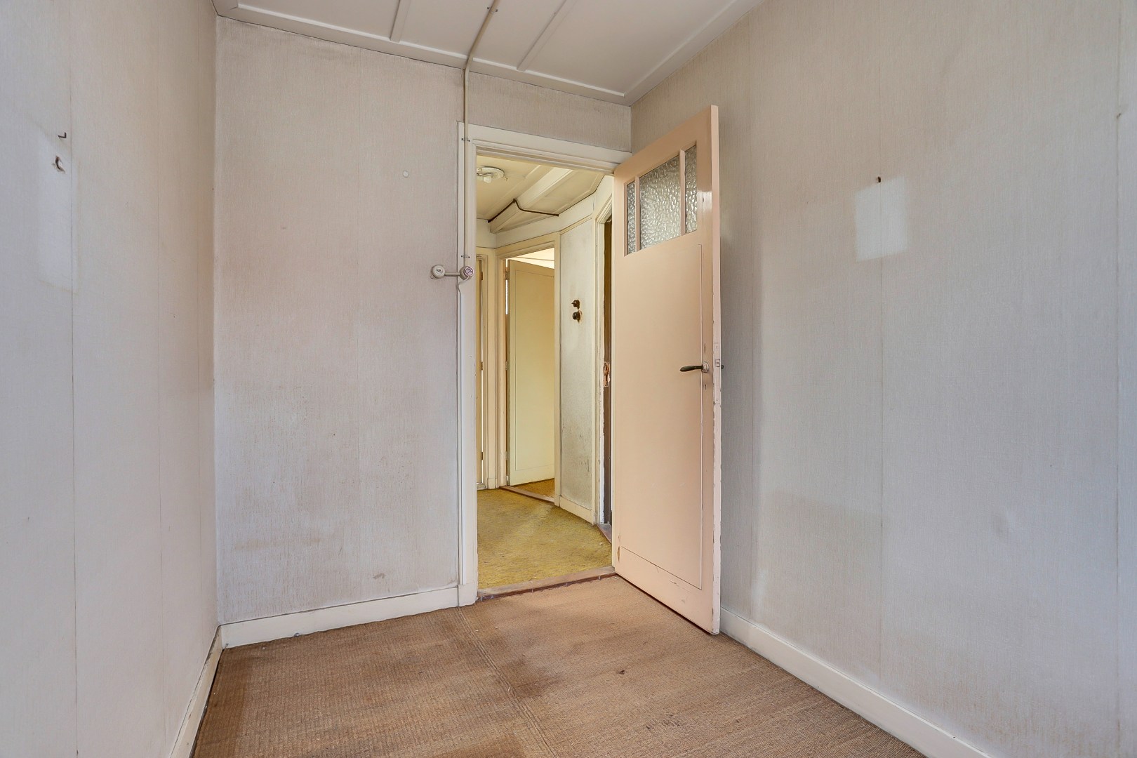 Unieke kans?! Zelf transformeren vanuit de vorige eeuw naar uw eigen hedendaagse smaak, dat kan met deze 5-kamer tussenwoning met 20m diepe tuin! 