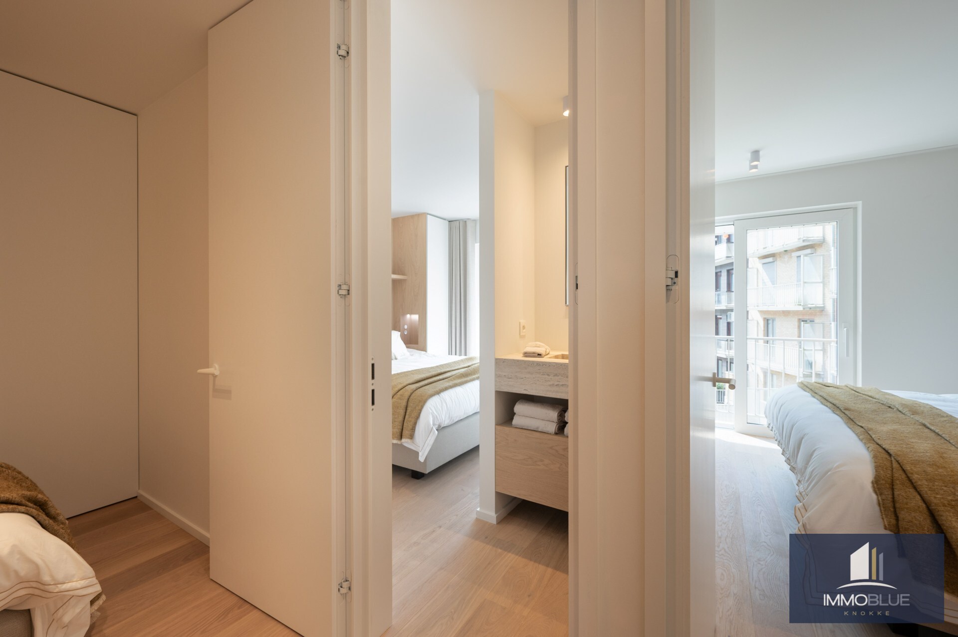 Stijlvol volledig gerenoveerd drie-slaapkamer appartement op toplocatie nabij het Lichttorenplein. 