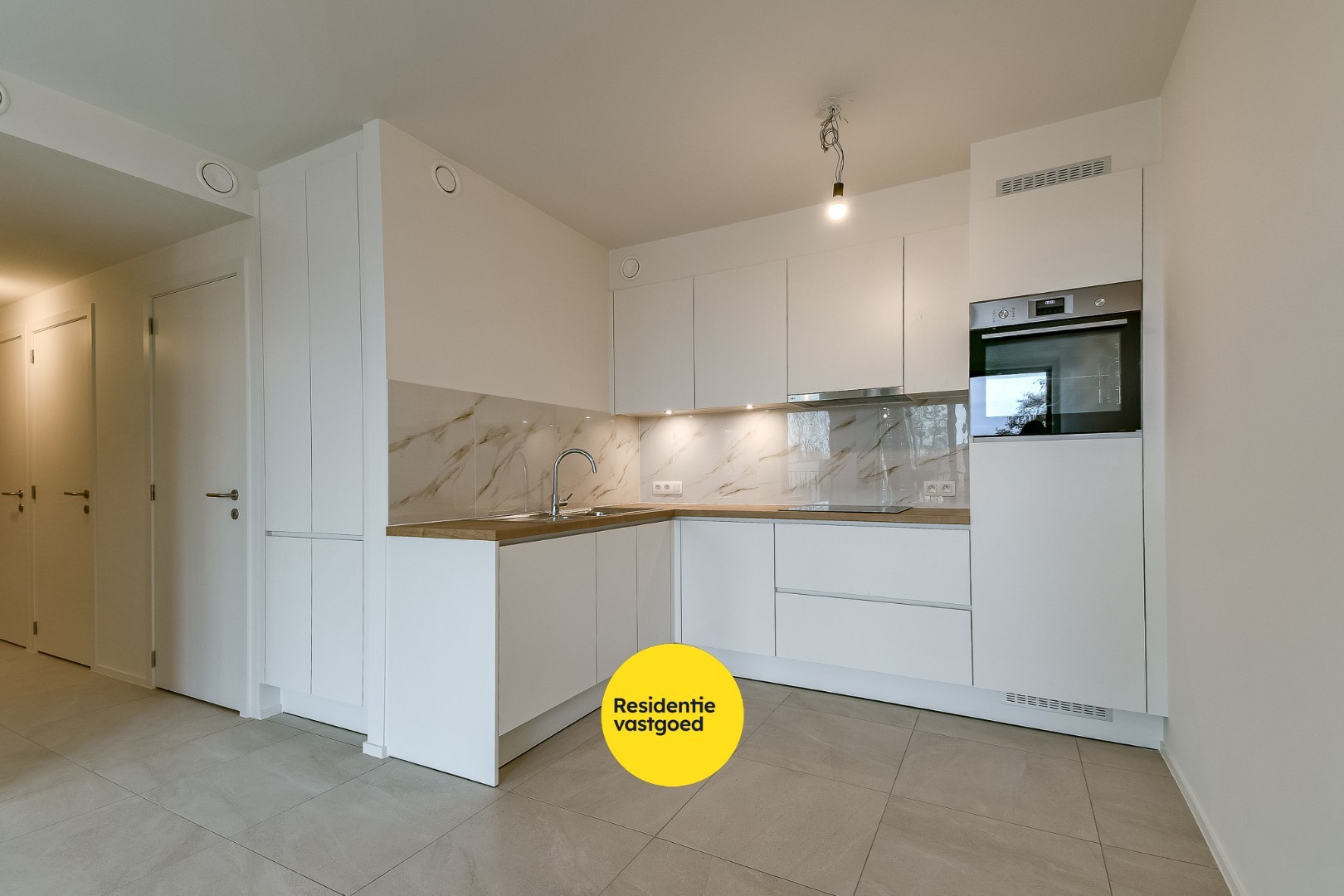 Nieuwbouw appartement met één slaapkamer en garage te huur in Oudenburg 