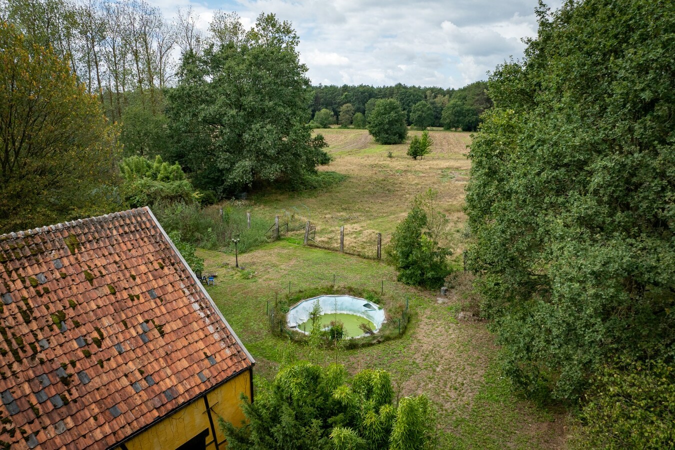 Authentic farm with meadow on approximately 1ha in Ham 