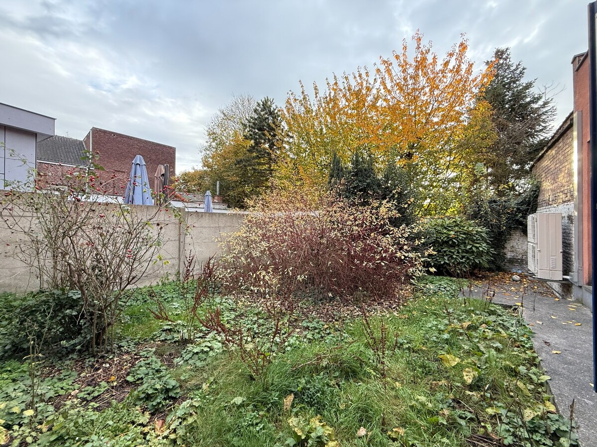 À Dottignies : surface commerciale modulable de ±116 m² avec jardin et excellente visibilité ! 