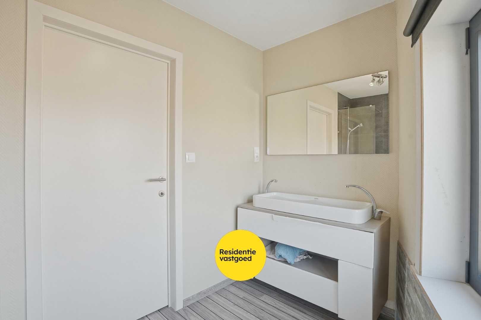 Ruime hoekwoning in het centrum van Eernegem 