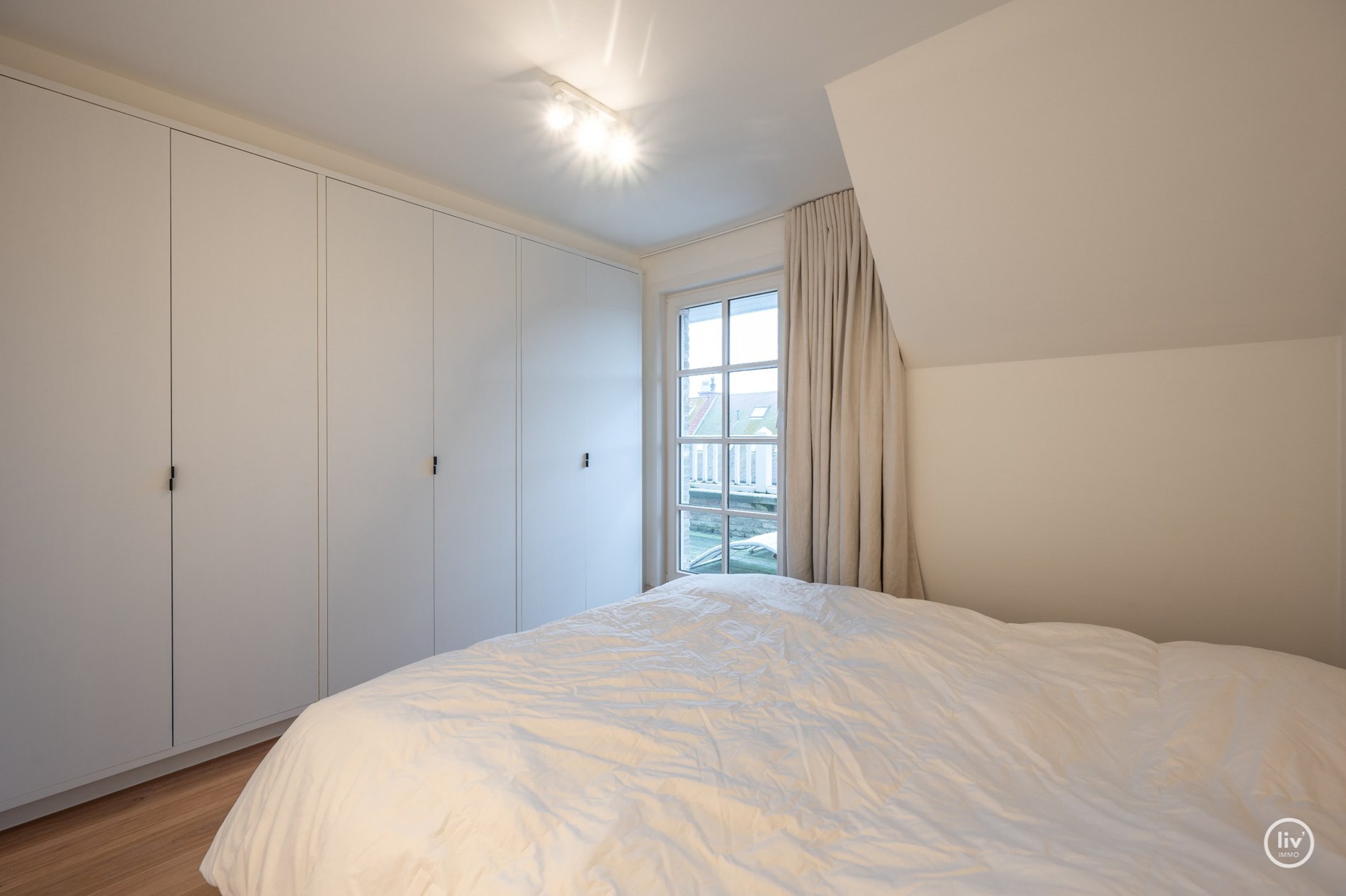 Magnifique appartement en duplex magnifiquement rénové, idéalement situé à proximité de l'église du Sacré-Cœur au cœur de Knokke. 