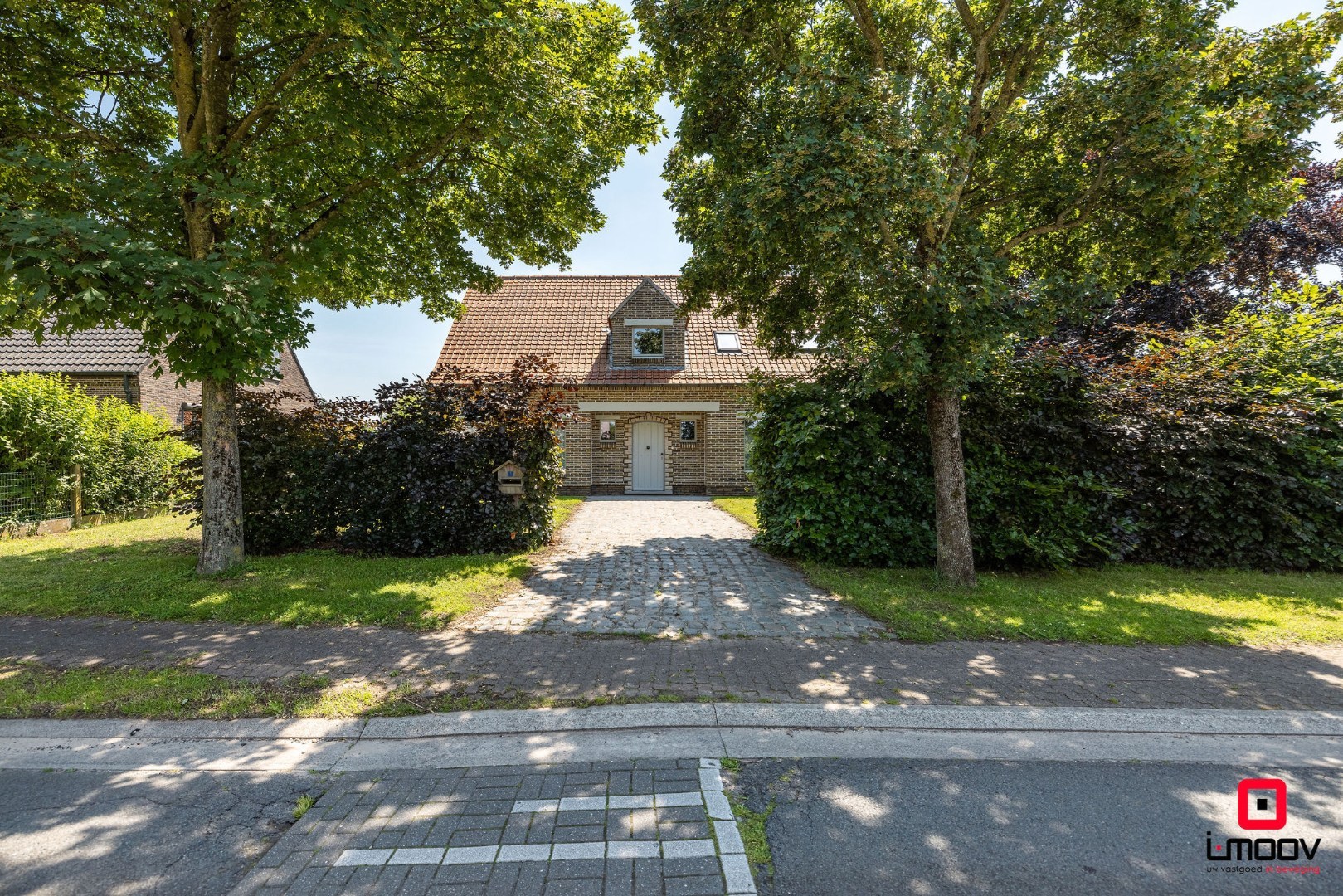 Vrijstaande woning met 5 slaapkamers en polyvalente loods te De Pinte 