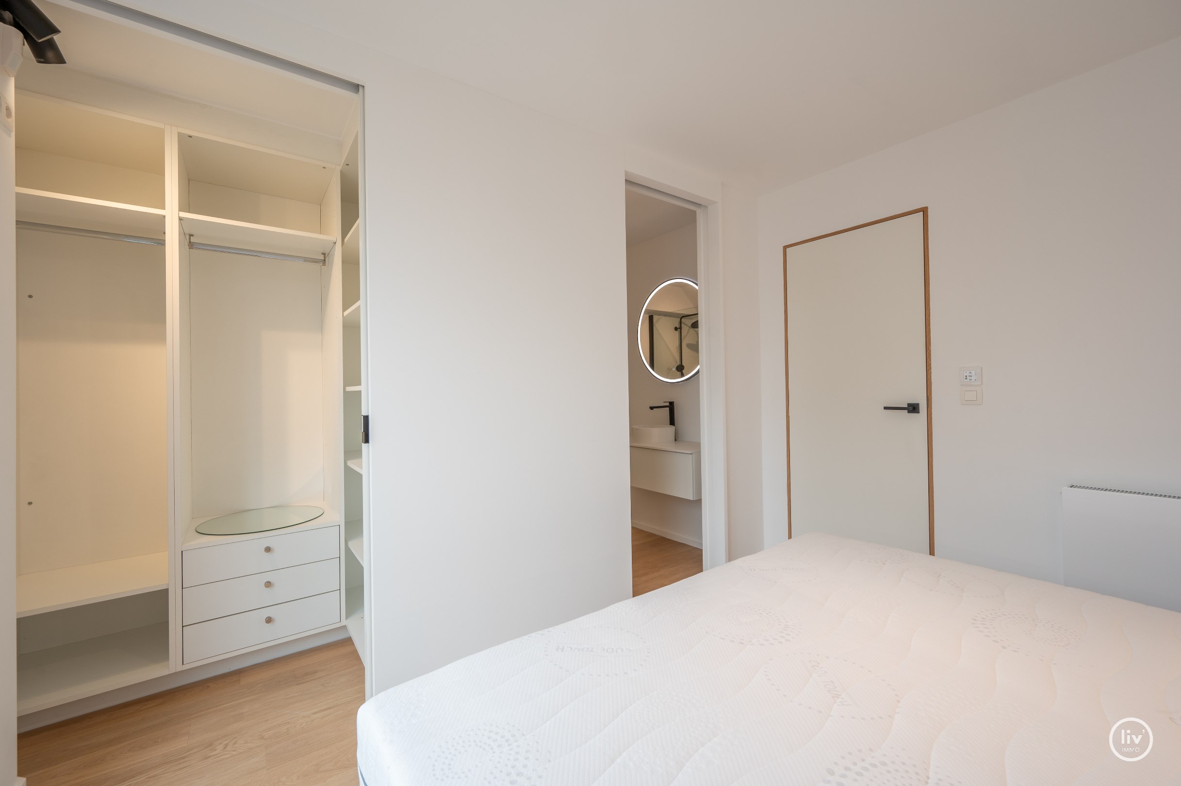 Un appartement en duplex rénové unique avec une magnifique terrasse ensoleillée offrant une vue dégagée situé sur la Kustlaan au cœur du Zoute. 