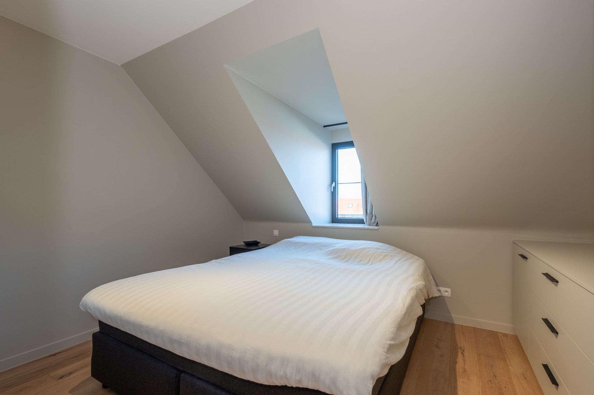 Cet appartement en duplex lumineux est situé à Duinenwater, combinant un agencement pratique avec des espaces extérieurs agréables et un emplacement calme au bord de l'eau. 