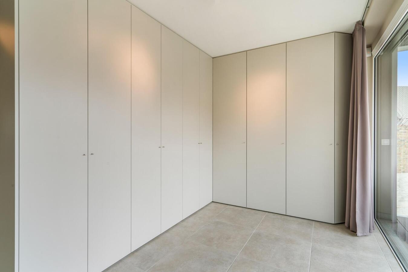 Ruim uniek  gelegen bemeubeld appartement met 2 slaapkamers en garage te Diksmuide 