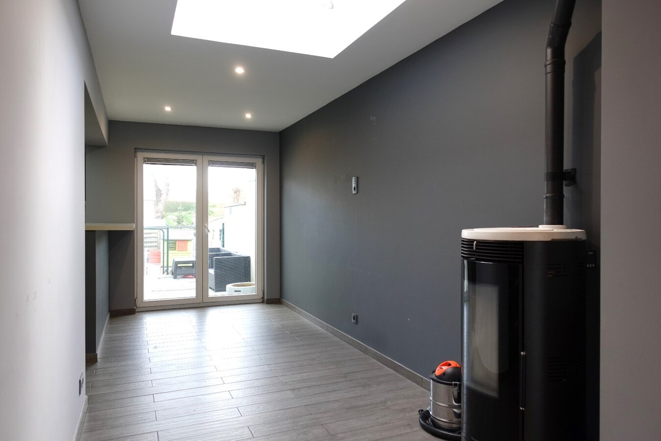 Gerenoveerde, instapklare rijwoning met 4 slaapkamers en uitweg 