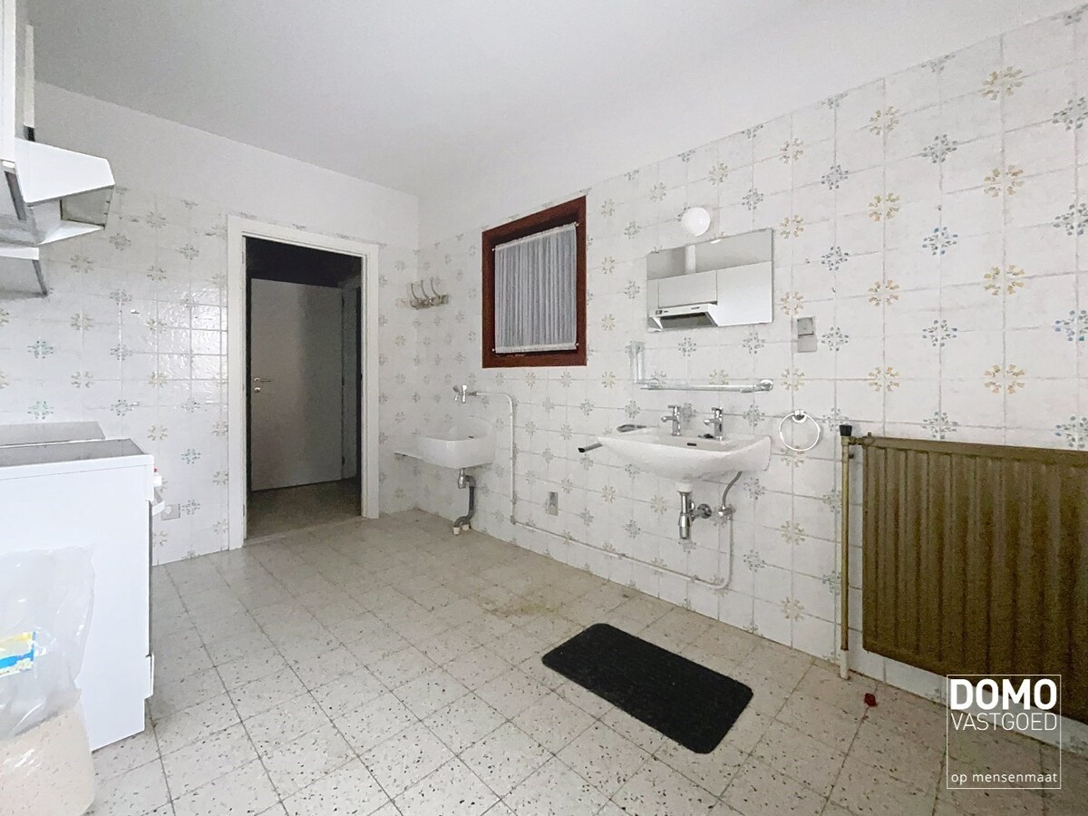 RUIME GELIJKVLOERSE WONING OPEN BEBOUWING GELEGEN OP EEN PERCEEL VAN 12a77ca TE KERMT 