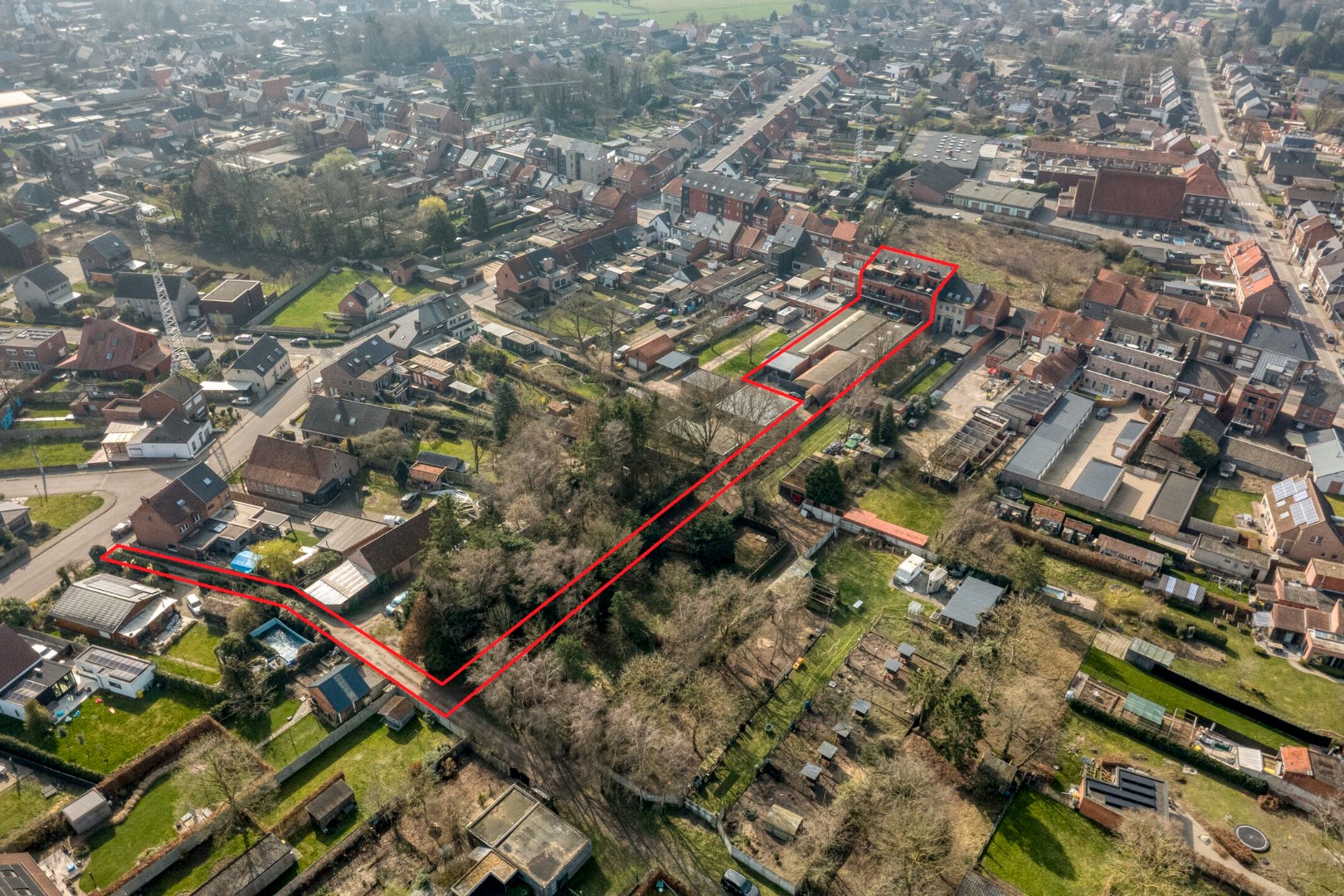 Handelsgelijkvloers met achter-inrit op commerciële ligging in centrum Geel 