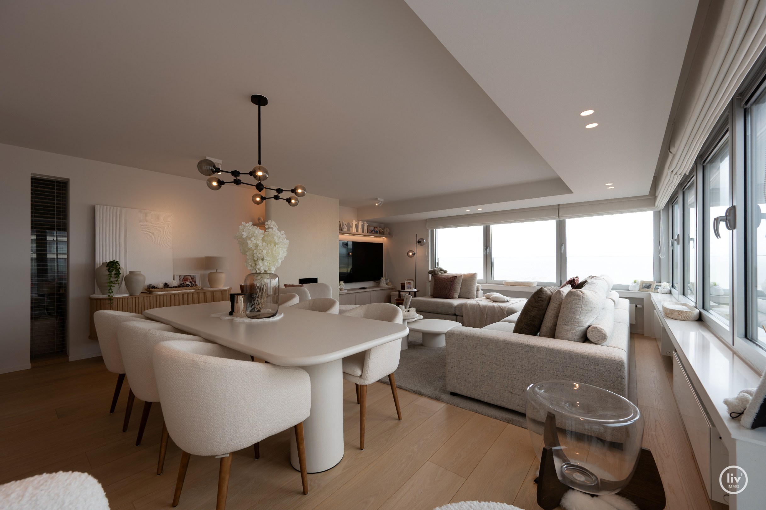 Appartement en coin unique avec 3 chambres offrant une vue frontale sur la mer et sur la place de la Tour de Lumière. 