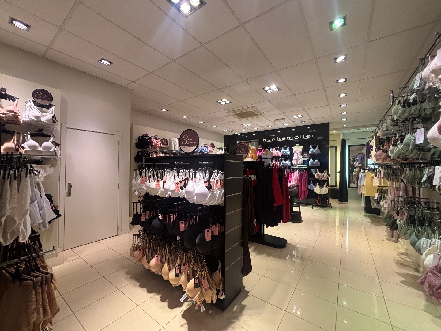 Handelshuis met 2 garages op topligging in centrum van Mol 