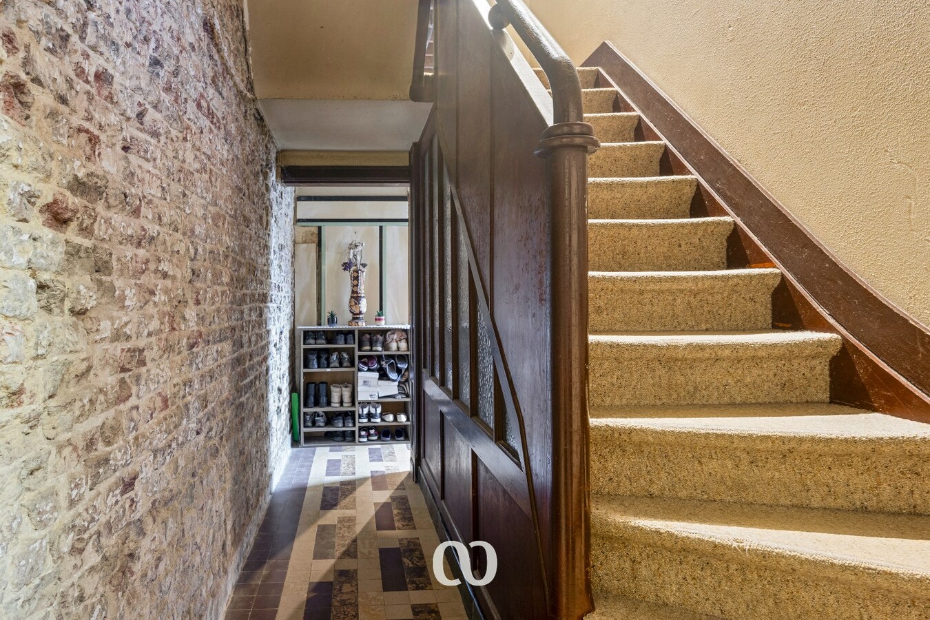 Gedeeltelijk gerenoveerde half open bebouwing met atelier 