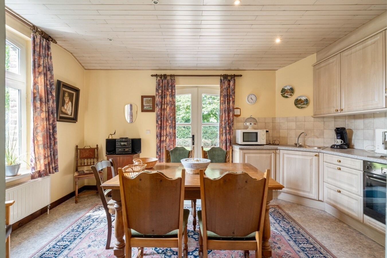 Ruim, karaktervol landhuis met parkachtige tuin op perceel van 16a29ca. 