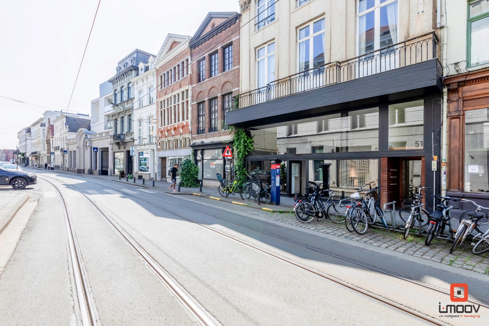 Uitzonderlijk ruim en lichtrijk handelspand met showroom op toplocatie in Gent 