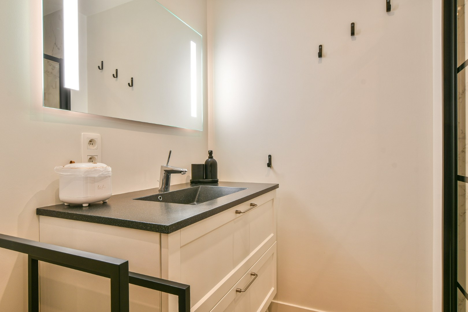 Volledig vernieuwd appartement te koop - achterkant zeedijk Wenduine! 