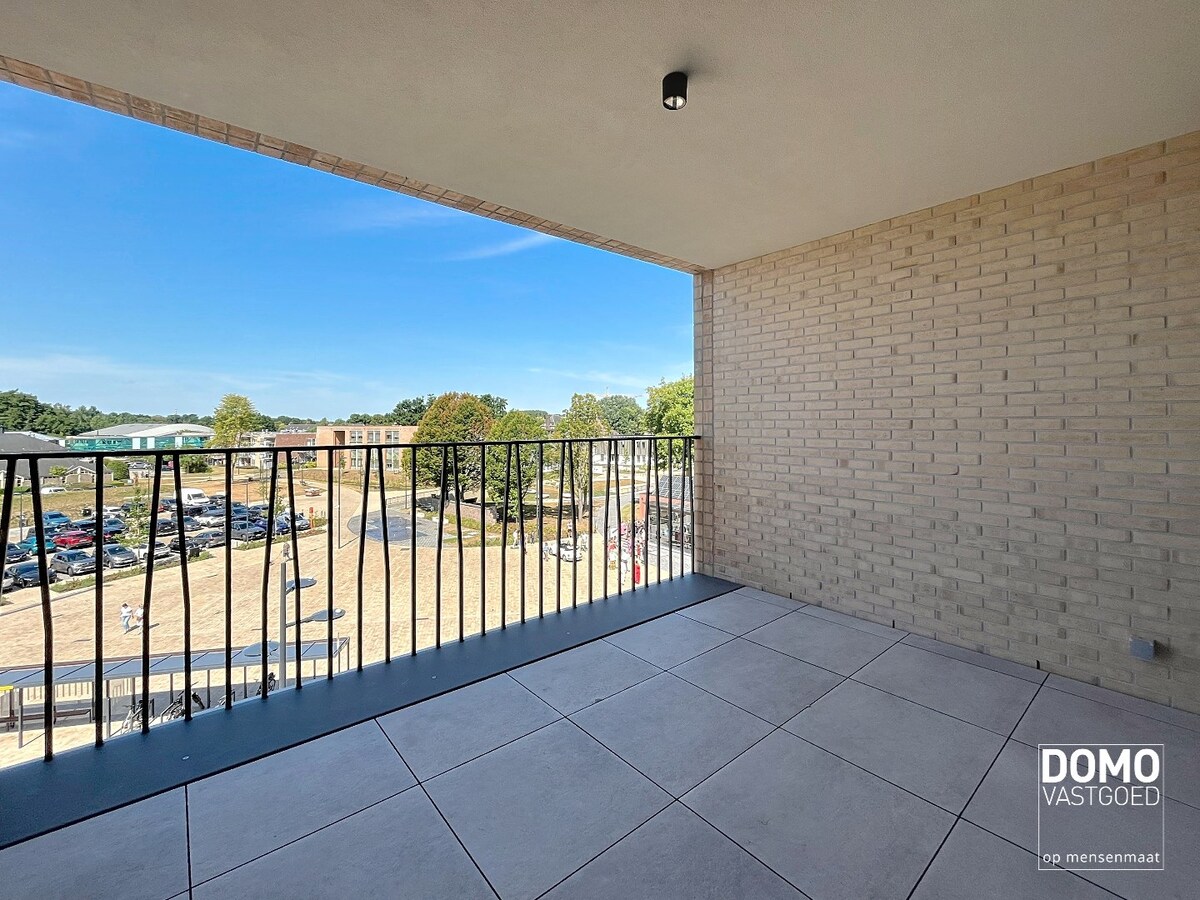 VOLLEDIG AFGEWERKT NIEUWBOUWAPPARTEMENT MET 2 SLAAPKAMERS, TERRAS, ONDERGRONDSE AUTOSTANDPLAATS EN KELDERBERGING IN RESIDENTIE "DE KWINT" TE ZONHOVEN 