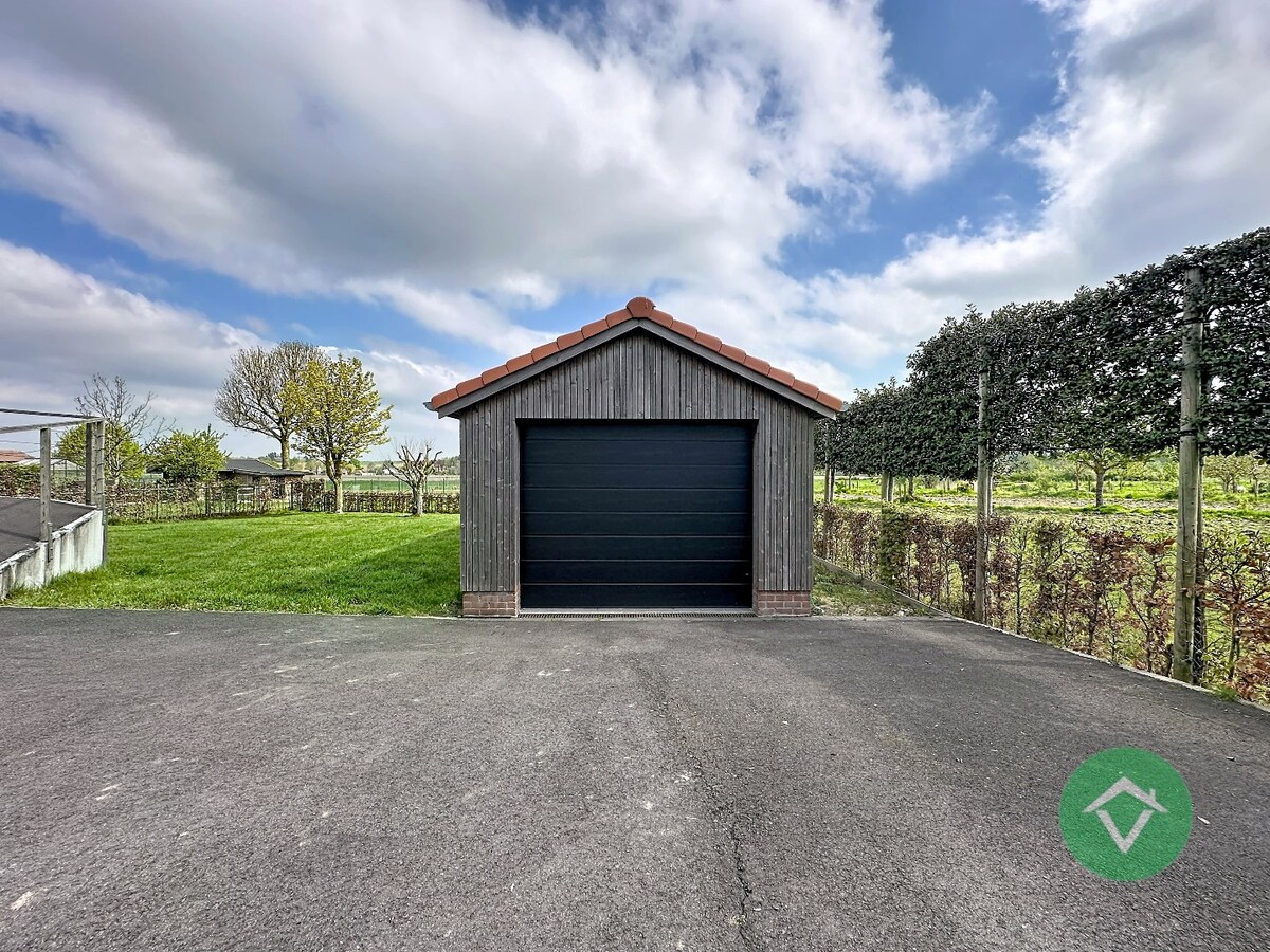 Statige bungalow op 1.811m² met landelijk zicht, drie slaapkamers en twee garages te Ichtegem 