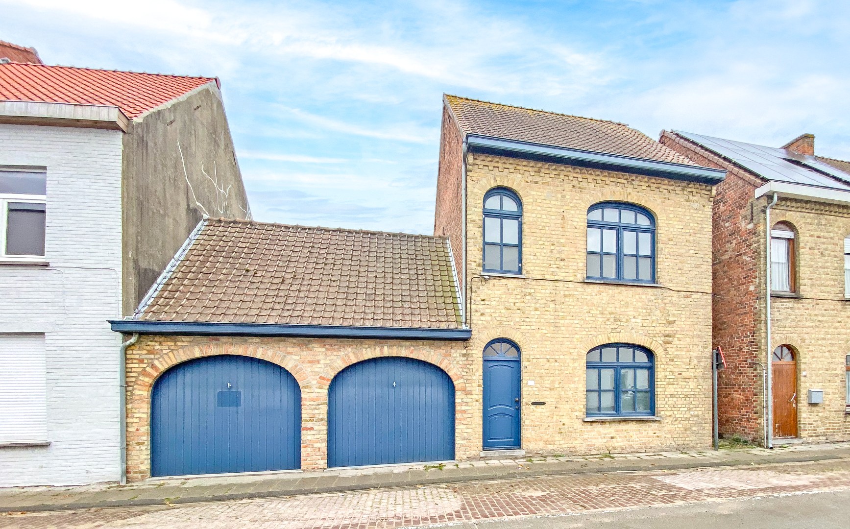 Ruime woning met dubbele garage en knappe uitzichten te centrum Veurne 