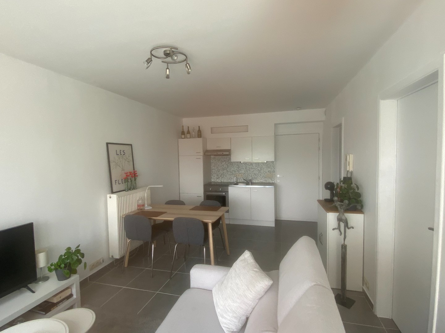 Gerenoveerd     1-slaapkamerappartement in hartje Waregem 