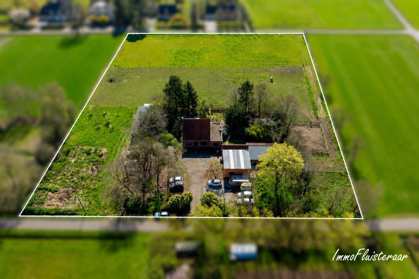 BEZOEKDAG OP 23 MEI VAN 10U TOT 14U. Landelijk gelegen woning met stallen en handig bijgebouw op ca. 7.025 m² (Optie aankoop extra aanpalend weiland van 5.735 m2) 