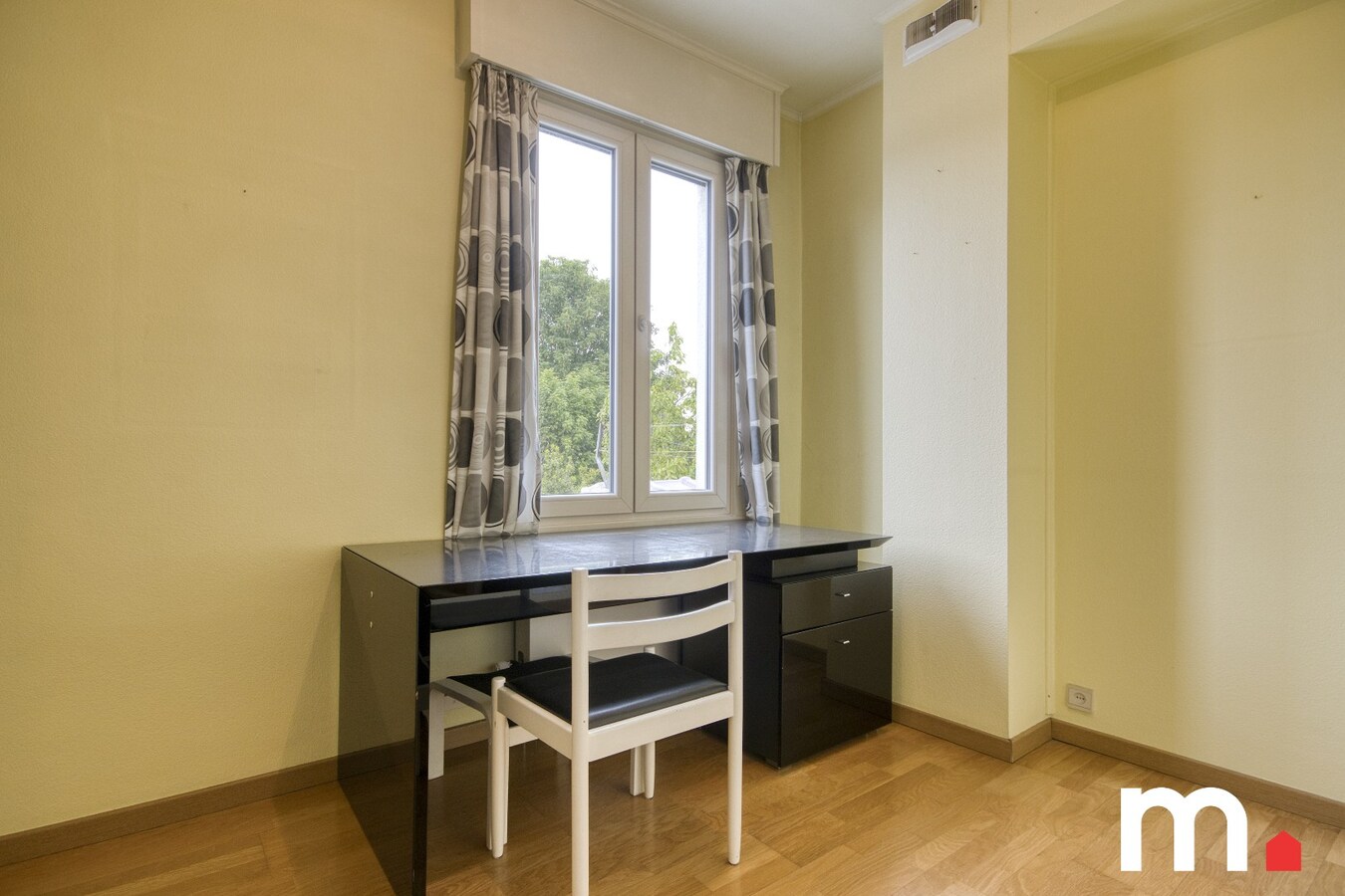 Centraal gelegen woning met privé parkeerplaats te koop in Heule ! 