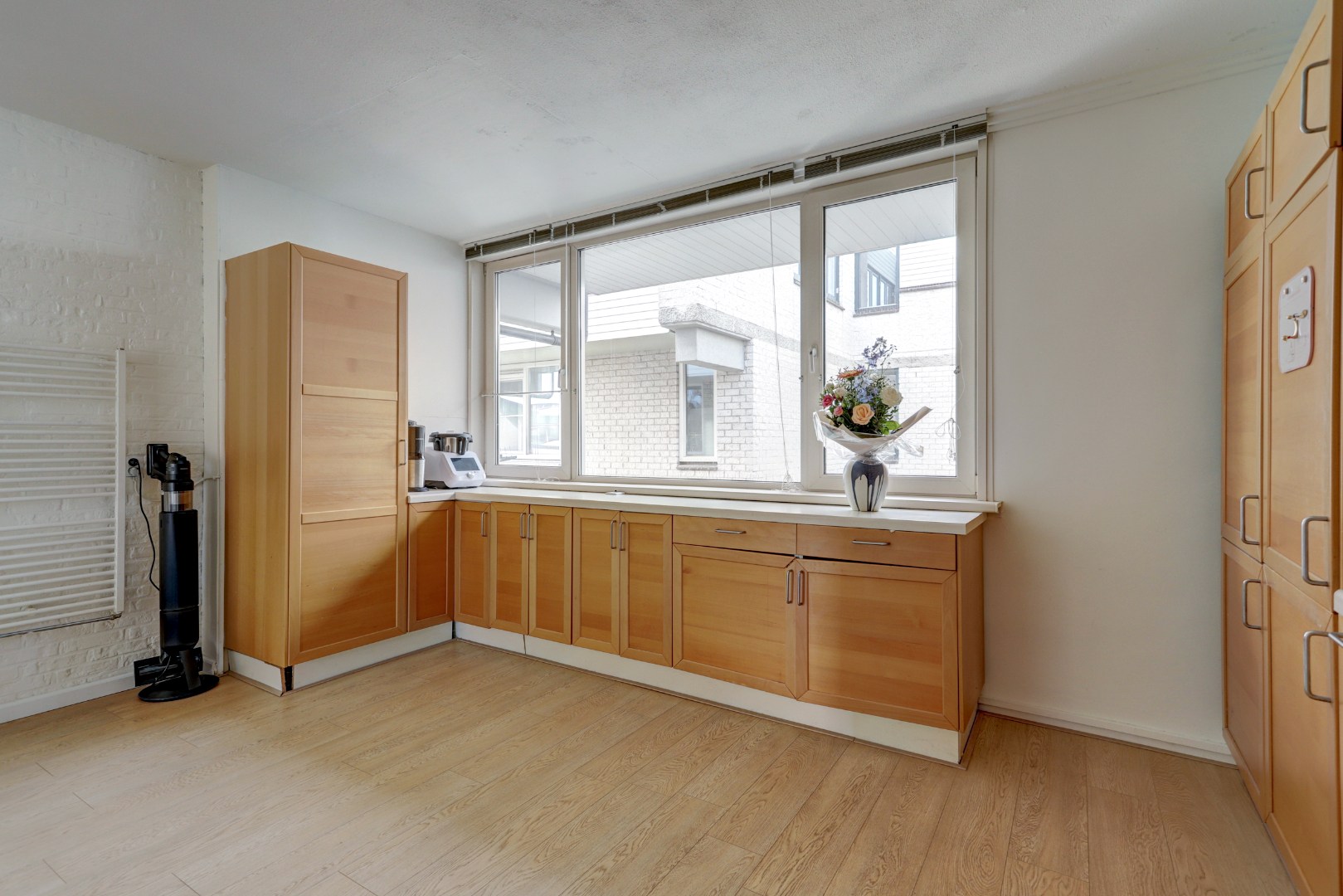 Ruime 4- (voorheen 5) kamer woning op 1e etage met riant terras van 45 m² en een berging en overdekte parkeerplaats op begane grond. 