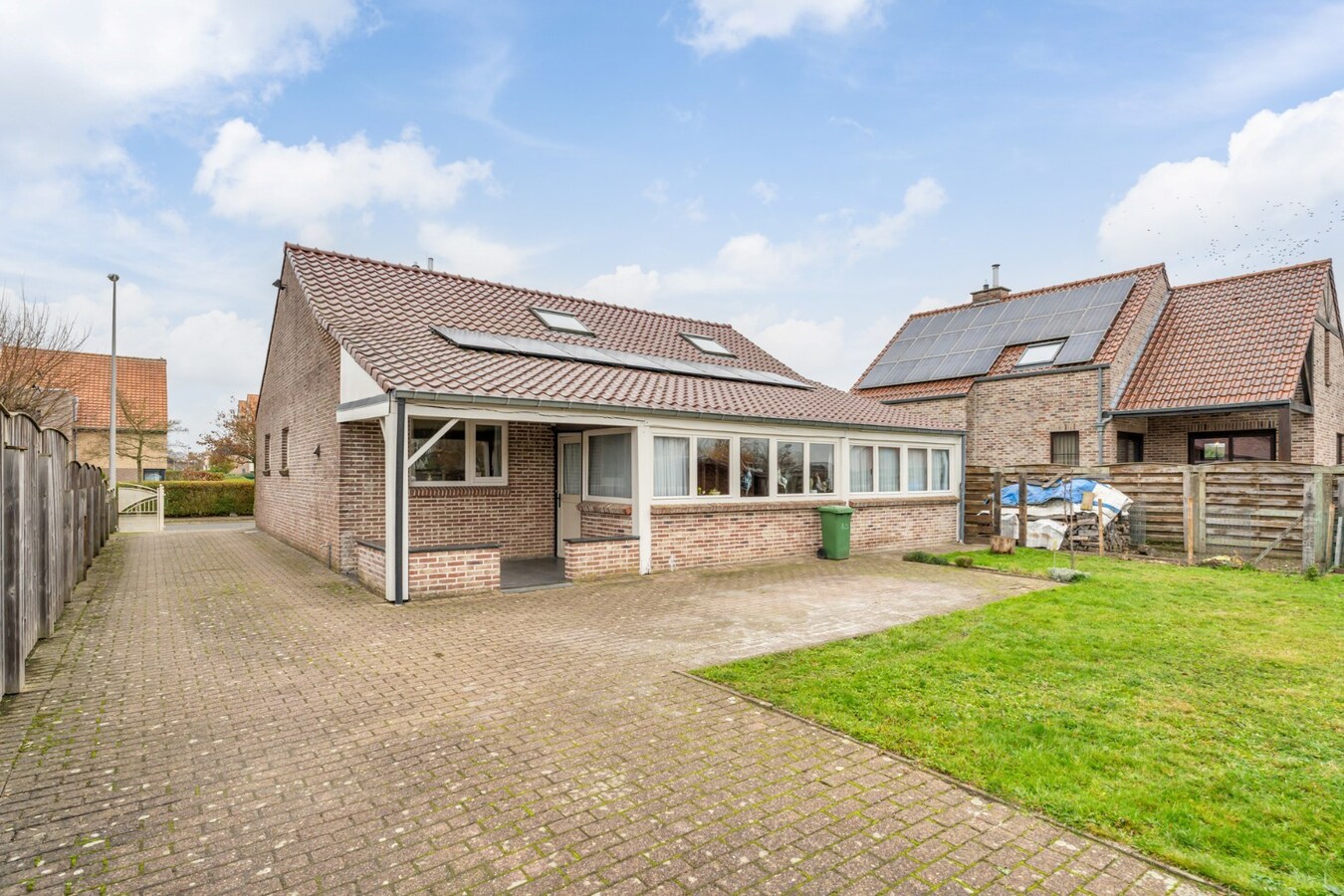 Vrijstaande gezinswoning, gebouwd in 1993 op een perceel van 5a74ca, gunstige ligging vlakbij het centrum. 