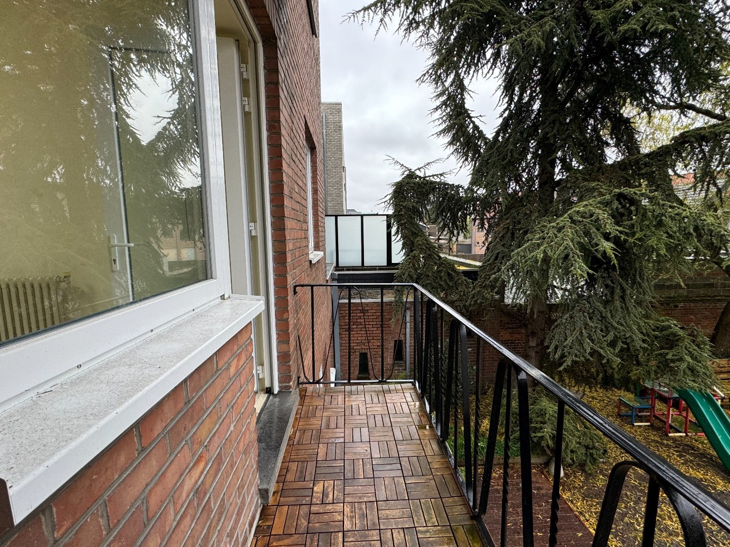 Ruim appartement (150 m²) op de eerste verdieping. 