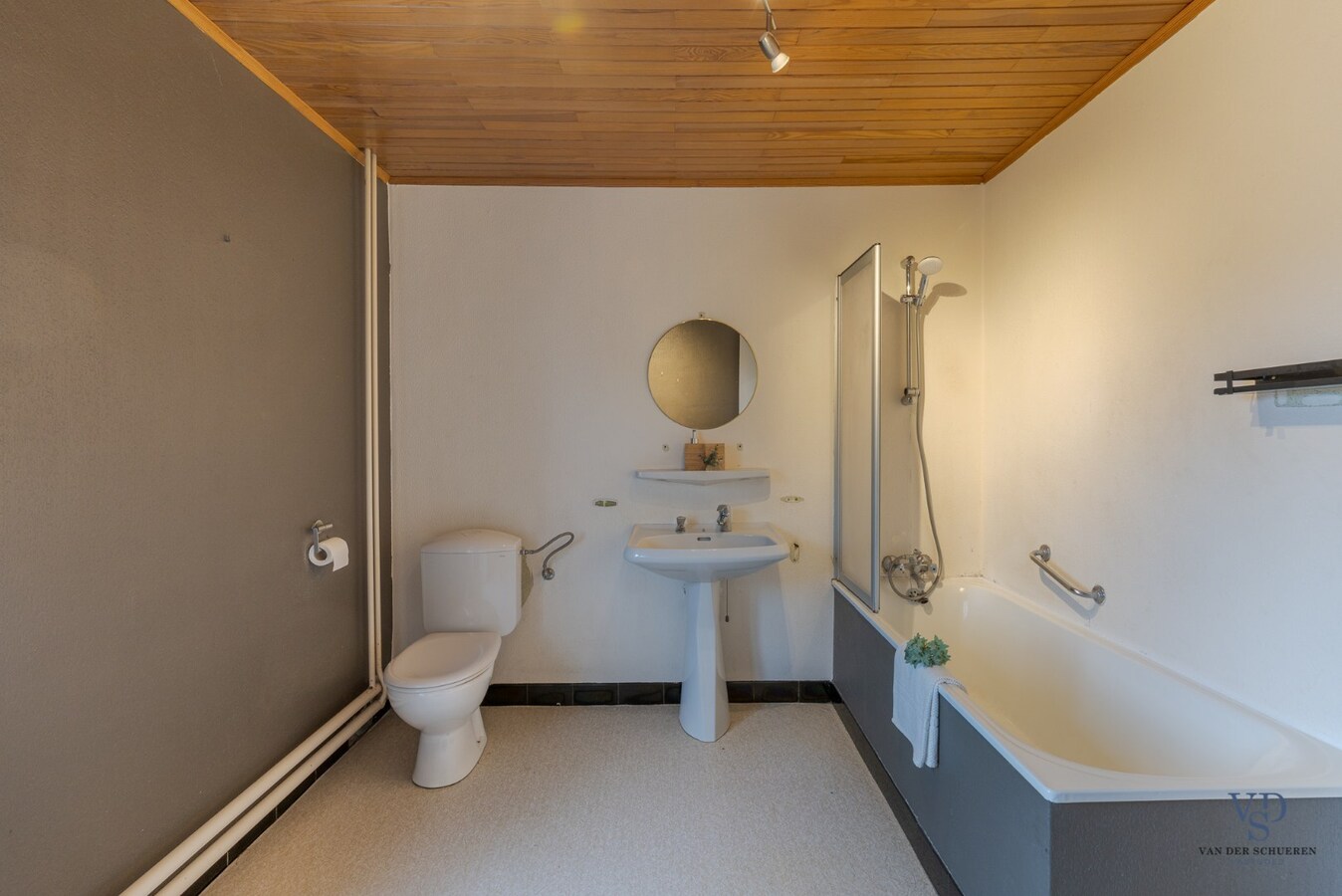 Ruime, deels gerenoveerde Half Open Bebouwing 