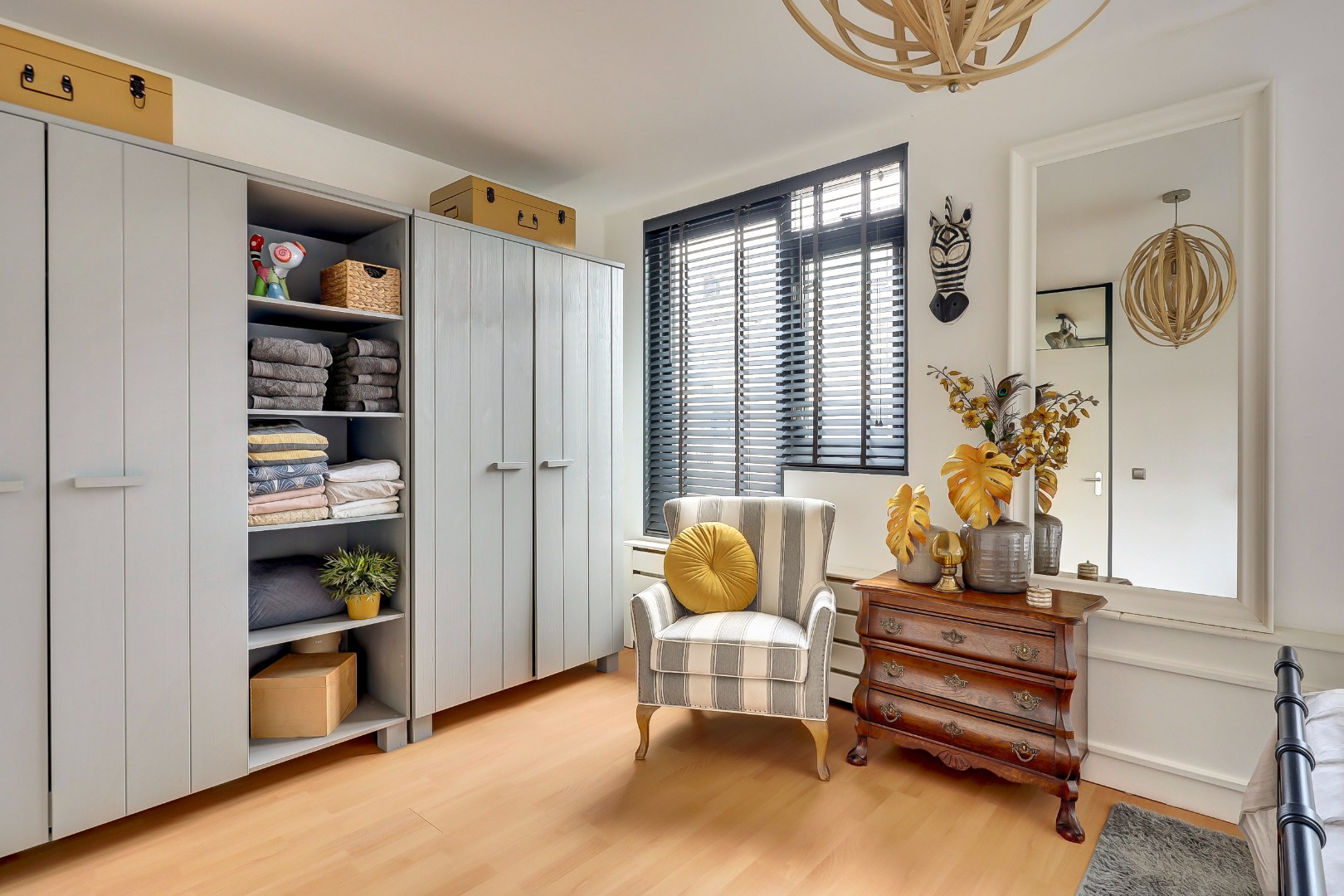 Instap klaar en moderne 4-kamer hoekwoning met 3 ruime slaapkamers, fraaie keuken en badkamer, onderhoudsvriendelijke tuin en gelegen op eigen grond. 