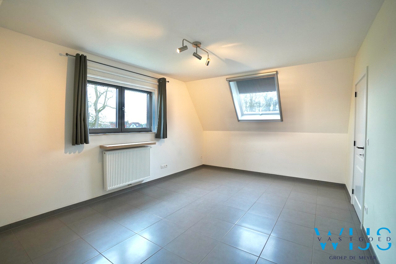 Prachtig appartement MET GARAGE in het rustige landelijke OOSTEEKLO ! 